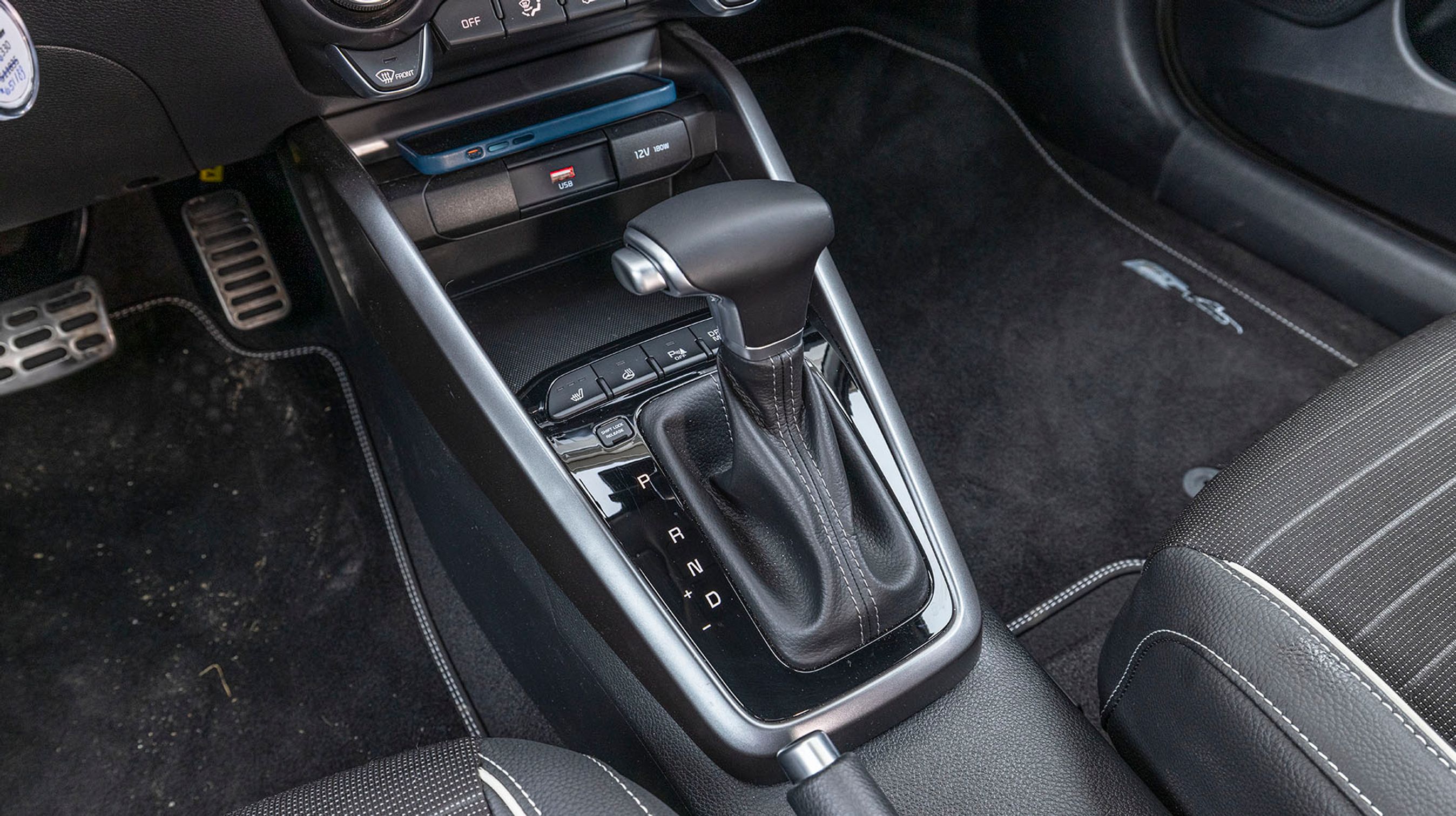 Det er fedt med automatgear, men ikke fedt med den gamle gearvælger. Kia har udviklet en meget intuitiv gearvælger til deres hybrid- og elbiler, den må de gerne udbrede til resten af modelprogrammet. 