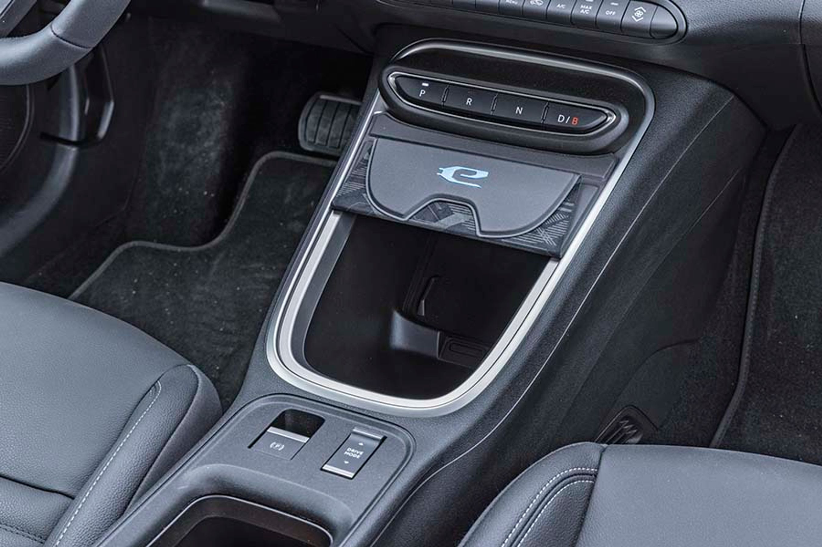 Låget til midterkonsollen, der kan foldes ud og ind som et iPad-cover, ser smart ud, men er besværligt at bruge.