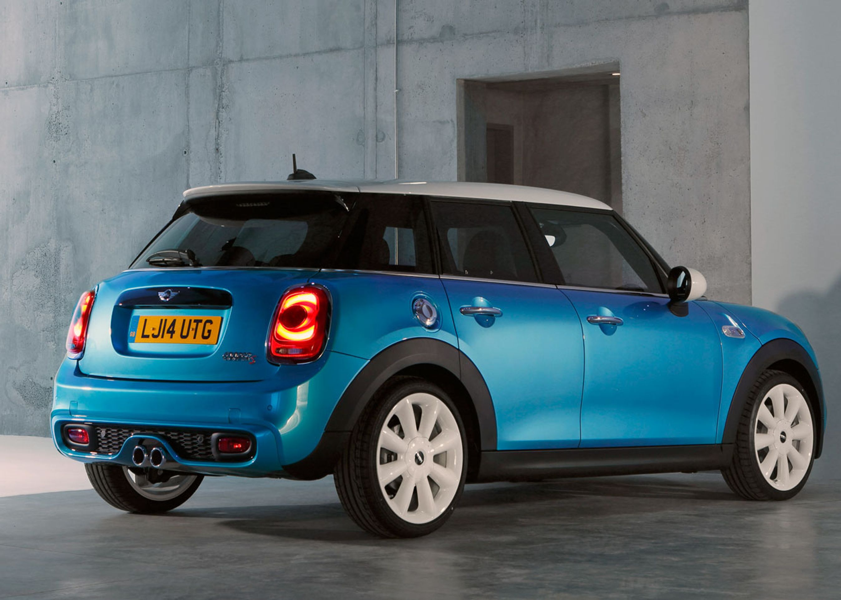 Mini som femdørs har almindelige sidedøre og en almindelig hophængslet bagklap.