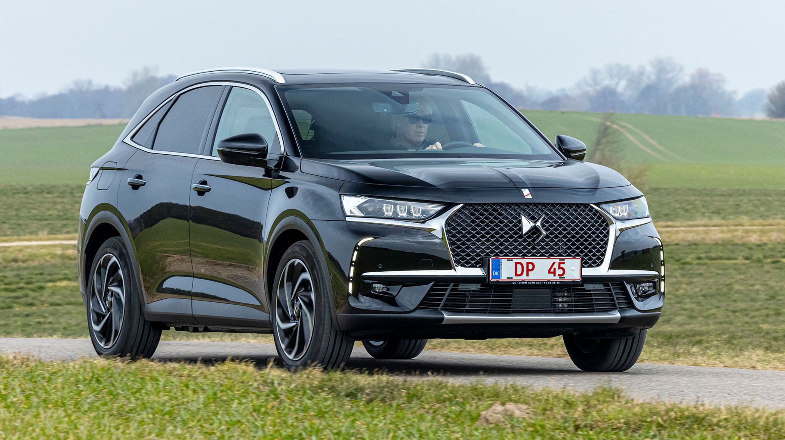 DS7 Crossback har et design, der skiller sig ud fra konkurrenterne. Forlygterne er aktive LED-lygter.