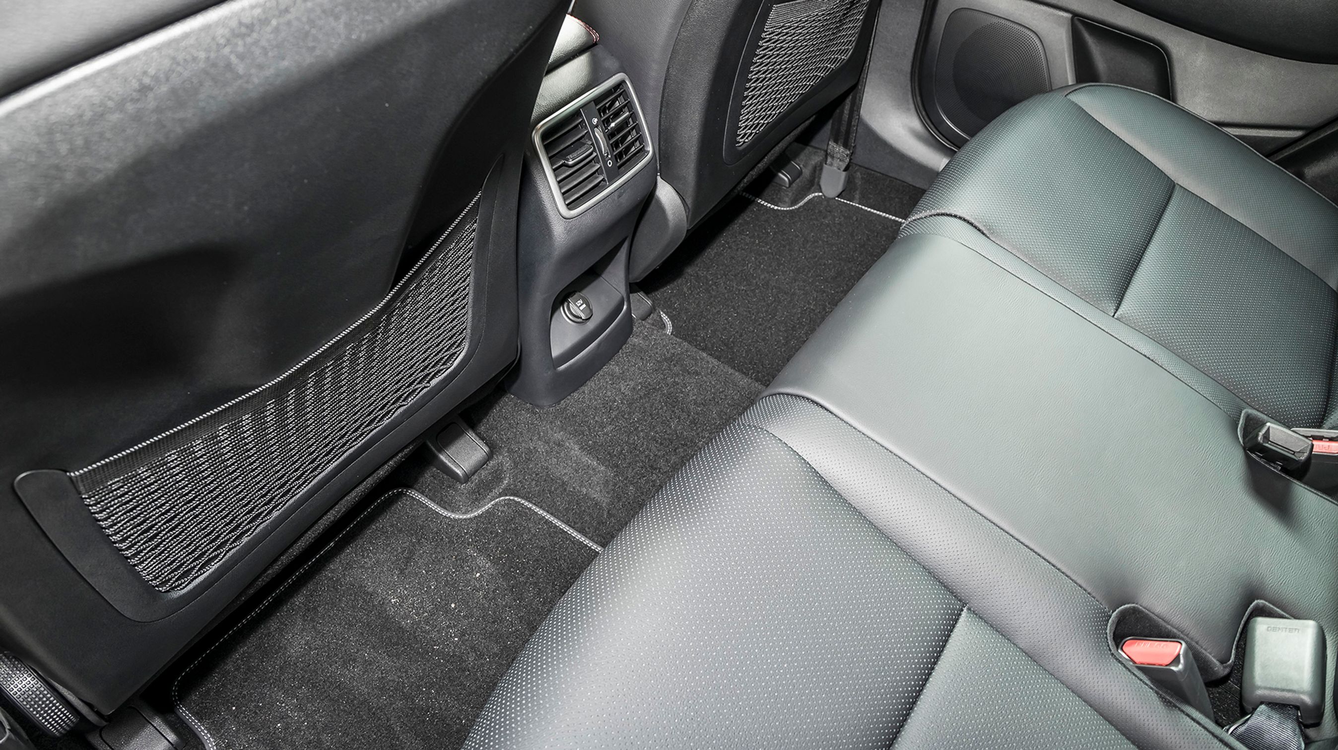 Der er friskluftdyser og 12 Volt-udtag ved bagsædet. Bemærk den ret lille kardantunnel, der giver udmærket fodplads til alle på bagsædet.