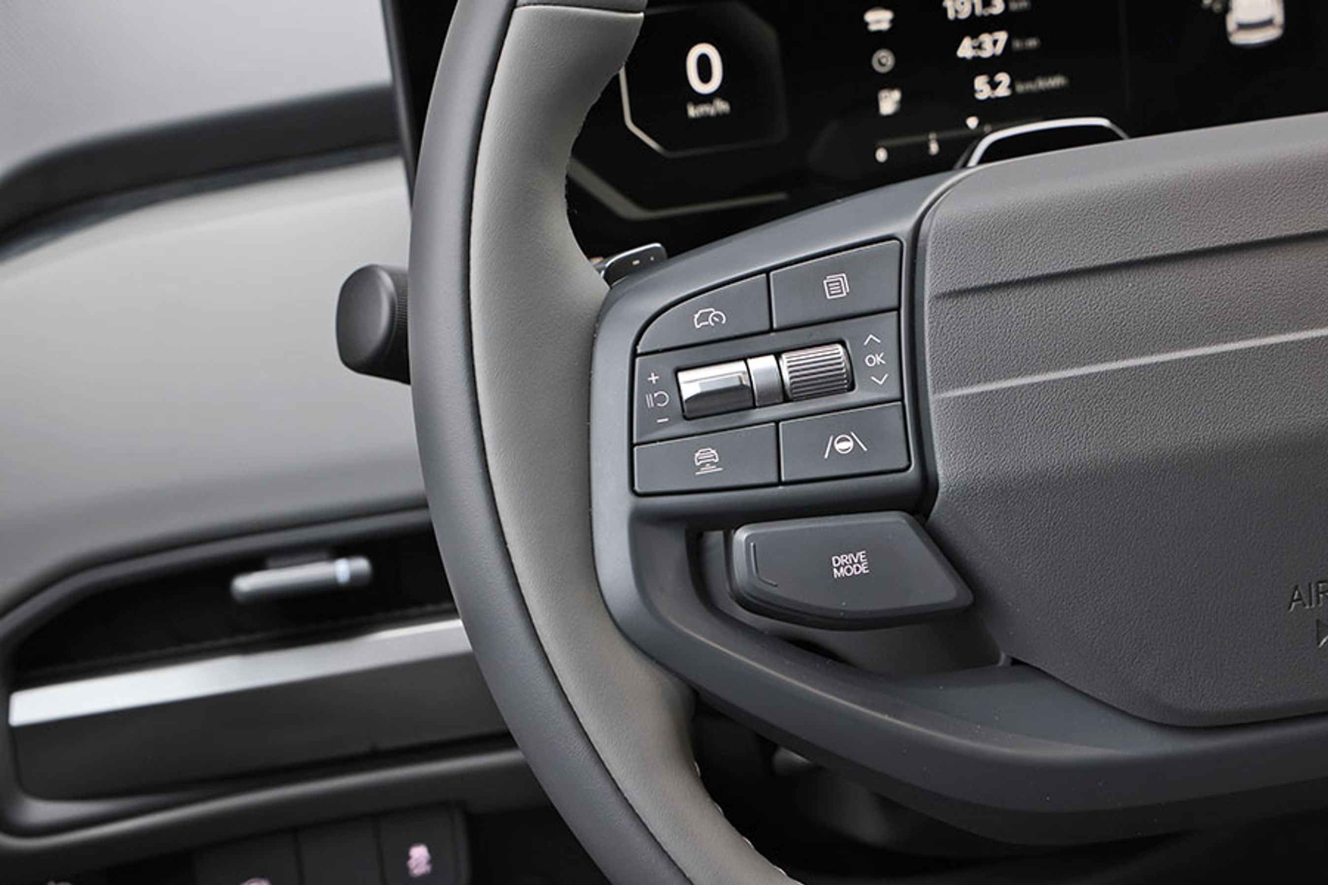 Der er både adaptiv fartpilot og vognbanecentrering. Det sidste fungerer bedst på motorvej, men er ikke lige så godt som assistenterne i konkurrenterne fra Skoda og VW. 