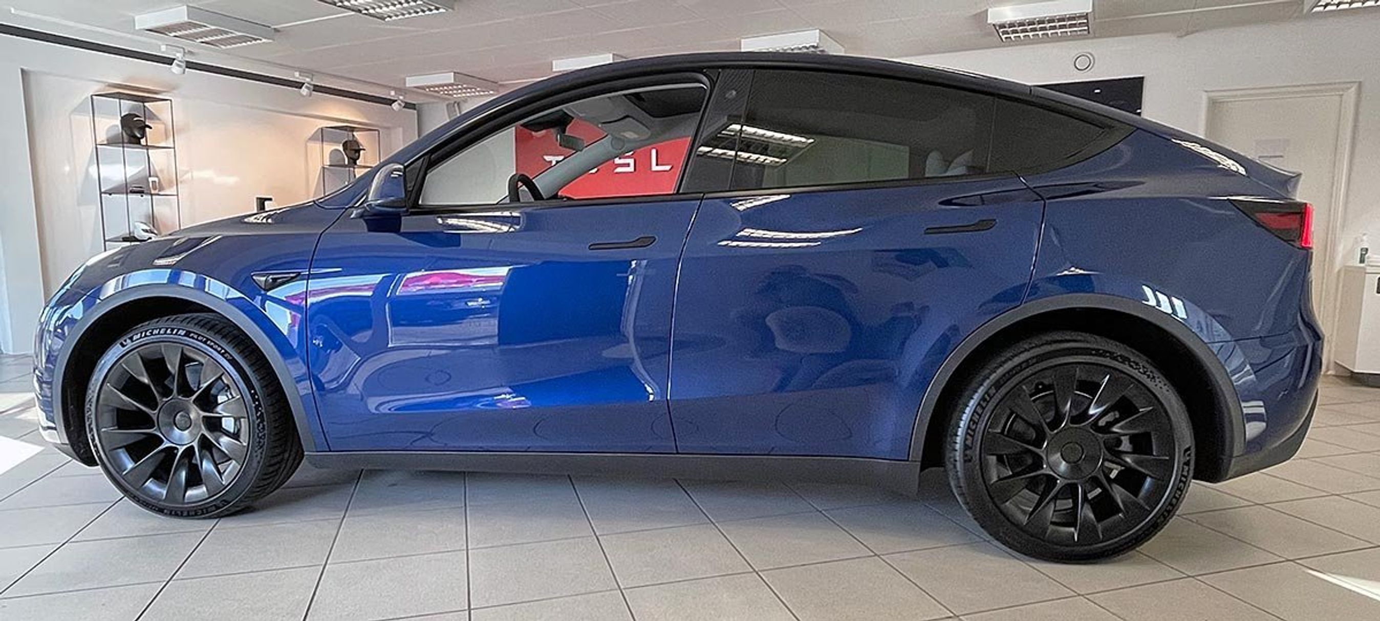 Model Y har tre cm mere frihøjde end Model 3, men det er ikke særlig meget for en SUV. Akselafstanden er stort set den samme som på sedanen.. 