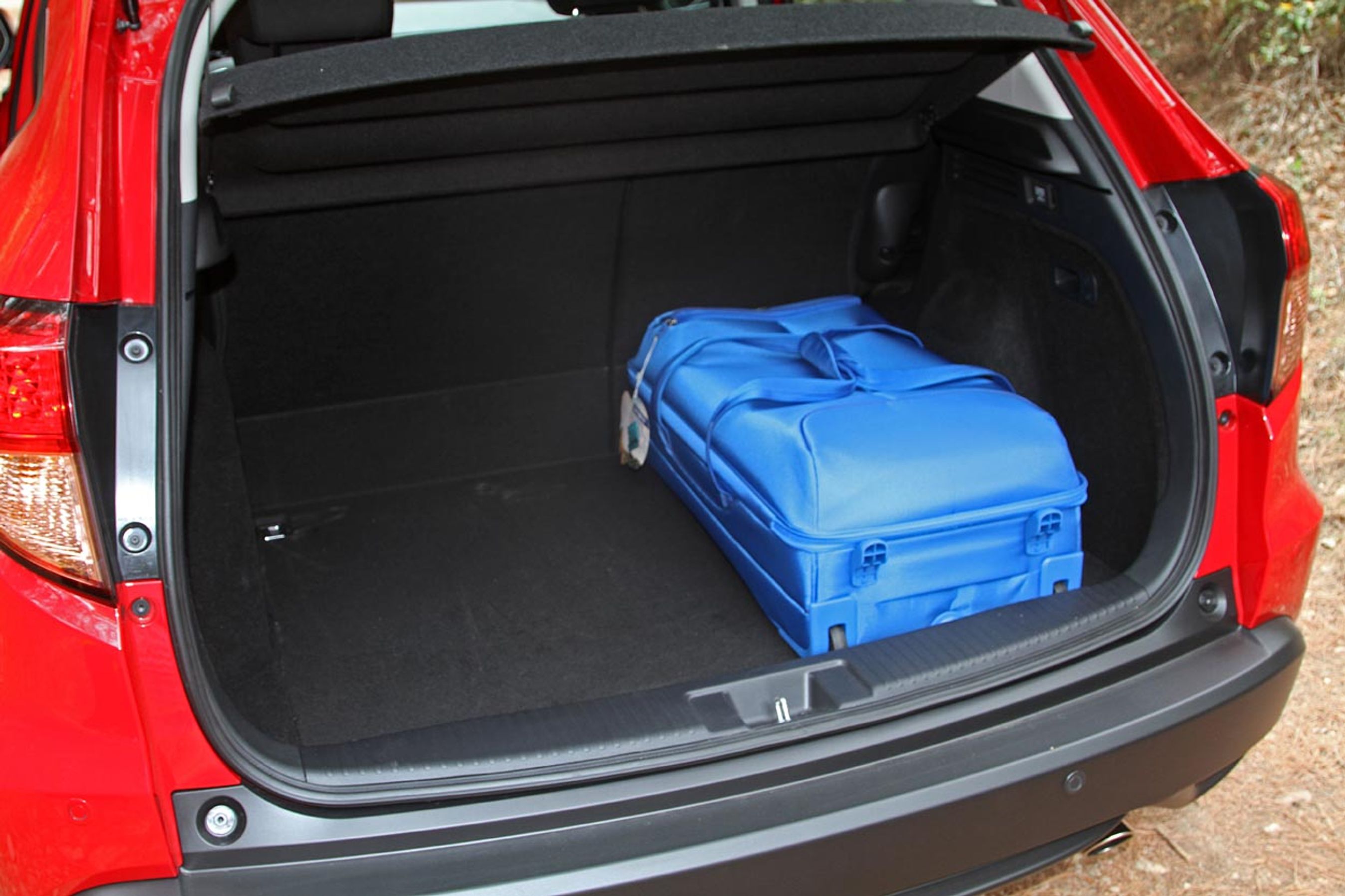 Bagagerummet har lav læssehøjde og er imponerende stort i forhold til bilens udvendige længde: 470 liter. Når bagsæderne er nedfældet, kommer HR-V dog med 1.026 liter til kort i forhold til store SUVer som Nissan Qashqai.