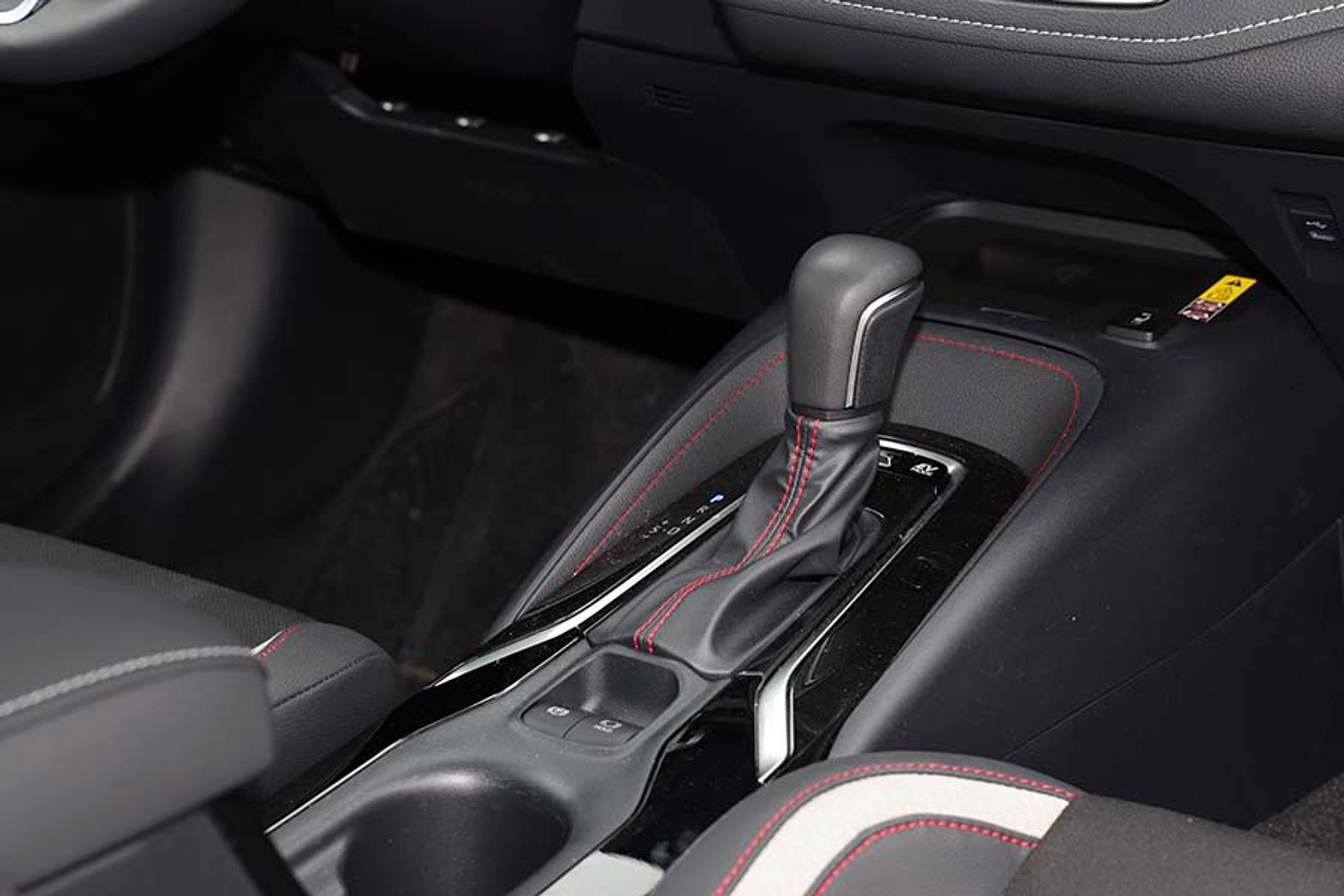 Gearvælgeren er af den mekaniske type, hvor man selv skal sætte gearvælgeren i P efter hver køretur. Her havde det været rart med den elektroniske type, som Toyota tidligere har anvendt på sine hybridbiler.