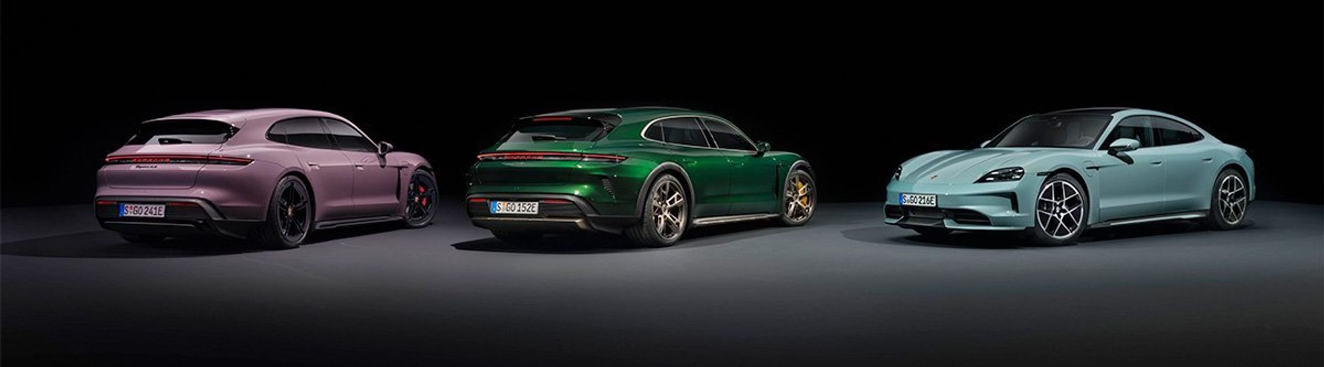 Tre varianter af Porsche Taycan i mørkt rum.
