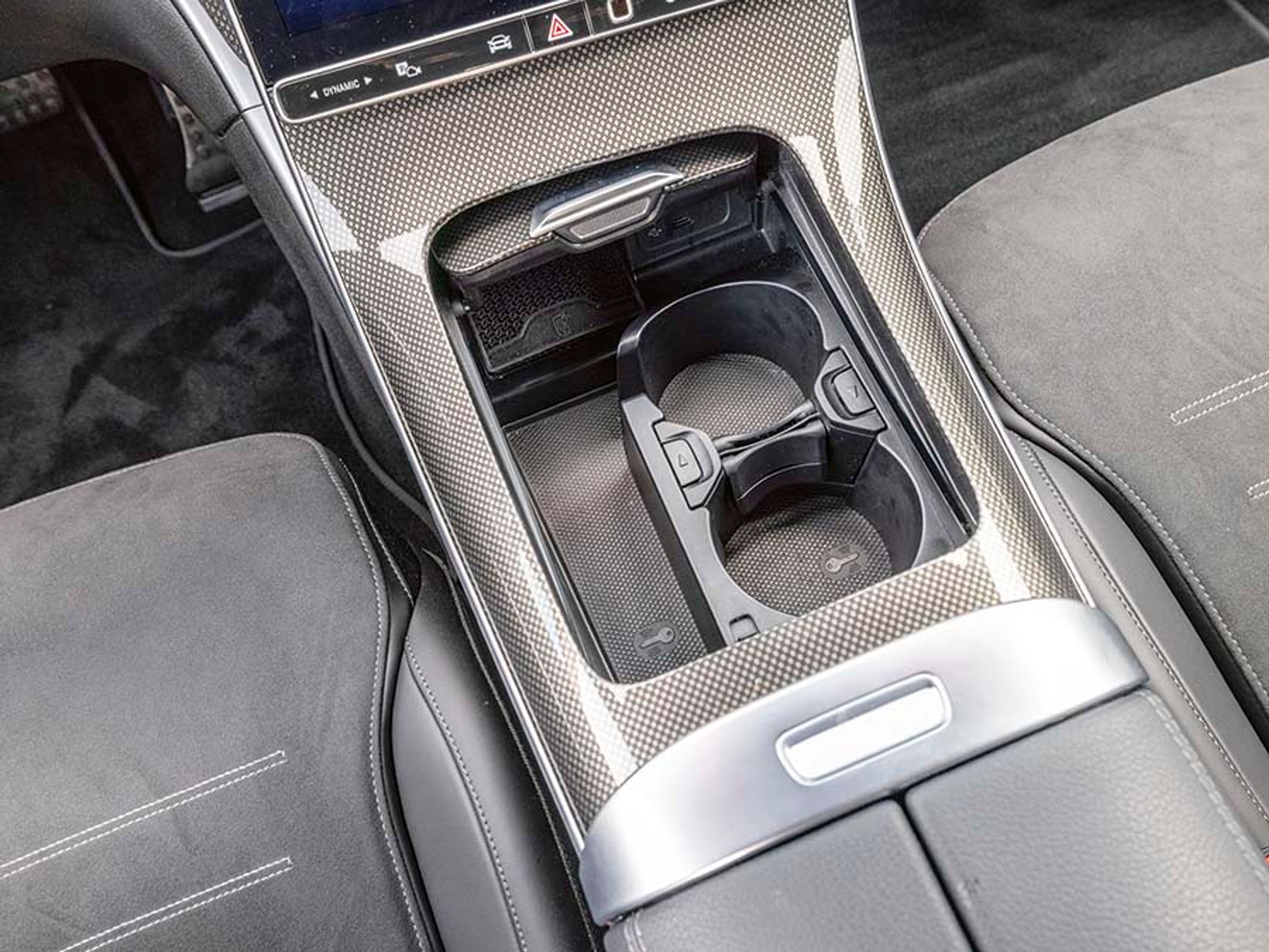 Fordi gearvælgeren er placeret ved rattet er der blevet god plads mellem forsæderne til kopholdere og fralægningsrum