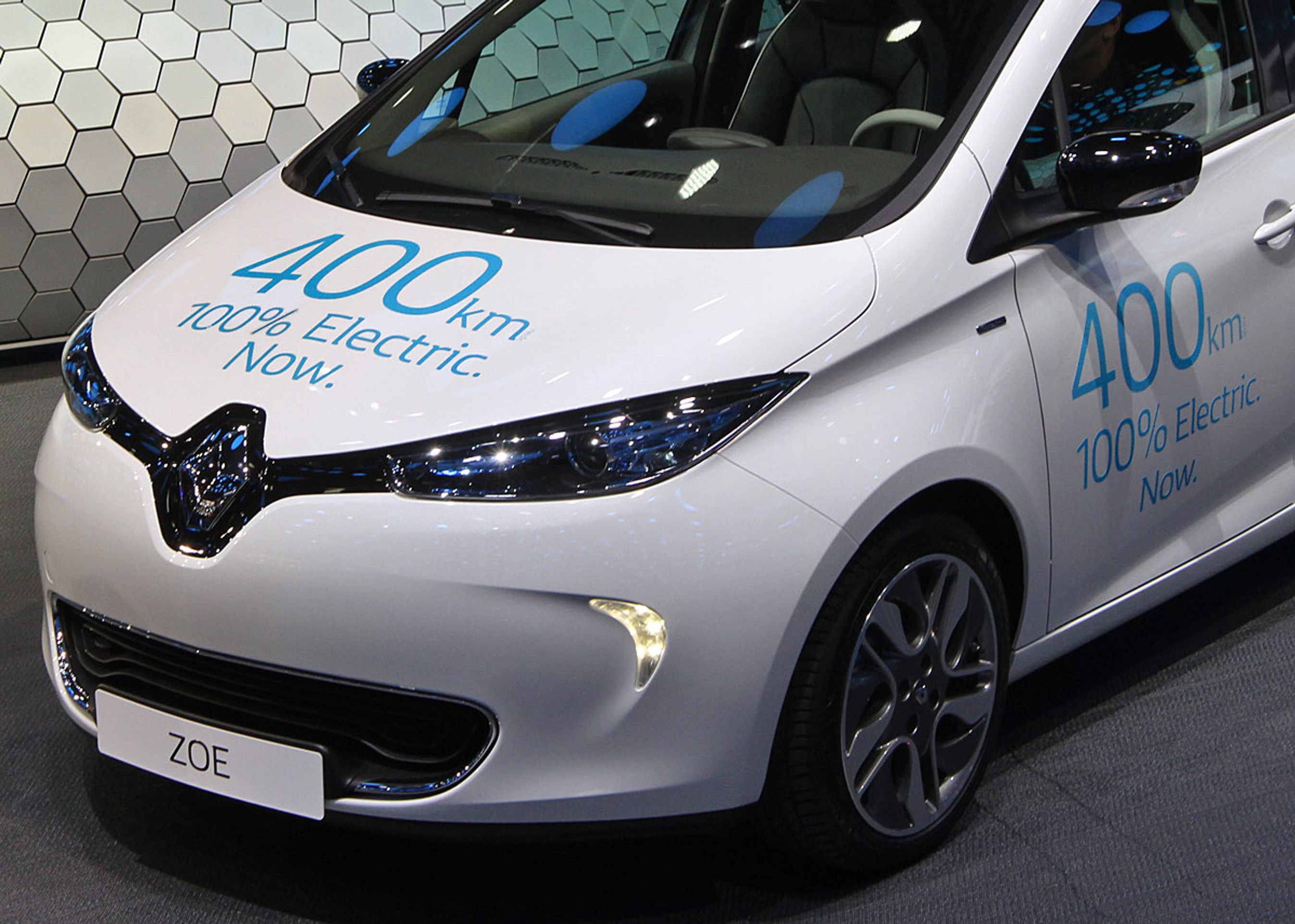 400 km kan den forbedrede Zoe officielt køre på en fuld opladning. helt officielt er det 403 km. "Nu" er nok en henvisning Opel, der lancerer sin Ampera-e med 500 km's rækkevidde, men først til levering til foråret/sommeren.