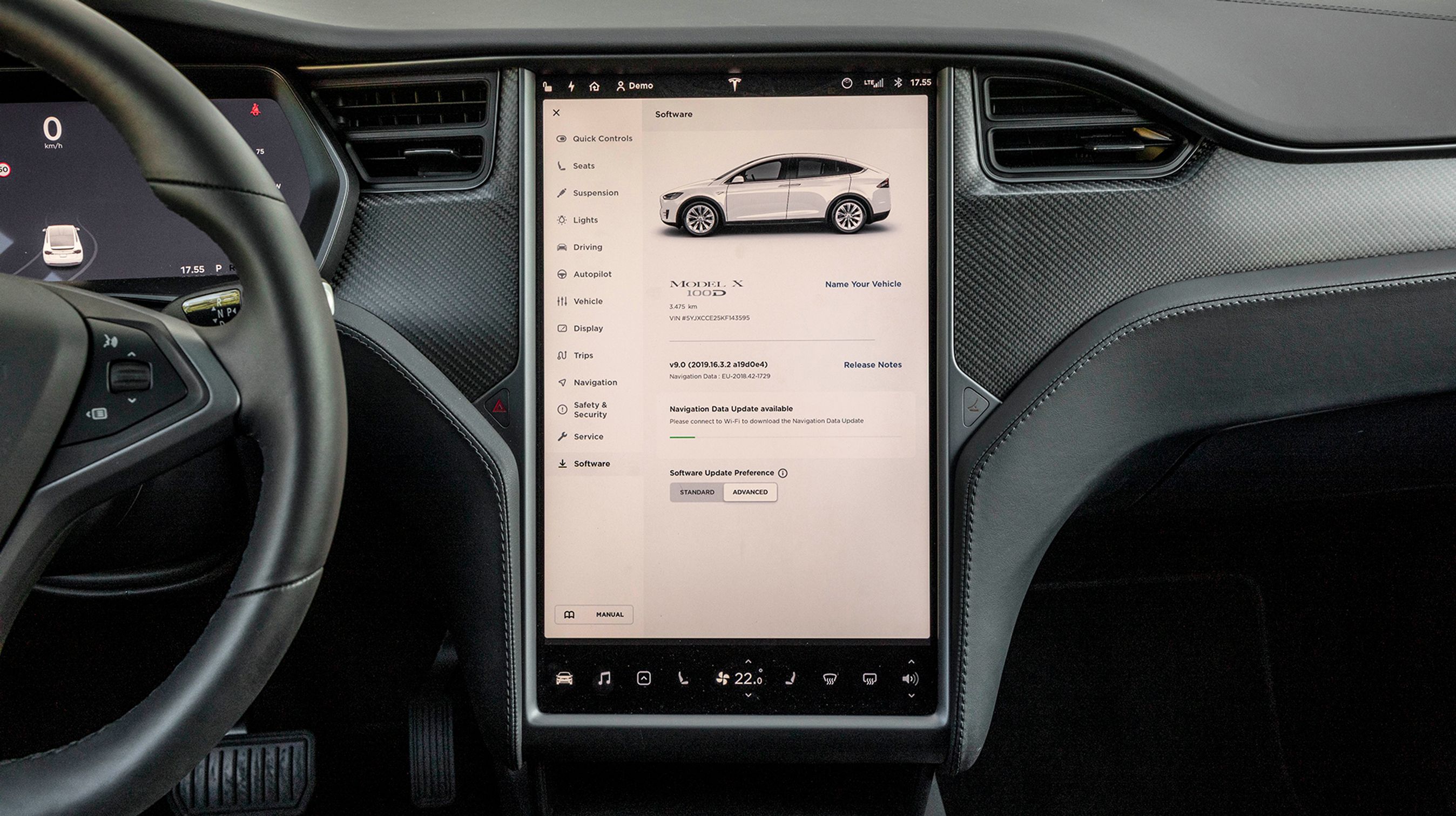 Den store lodrette skærm i midten er imponerende, og den fungerer godt med mange gode funktioner. Vi savner dog fortsat danske menuer.