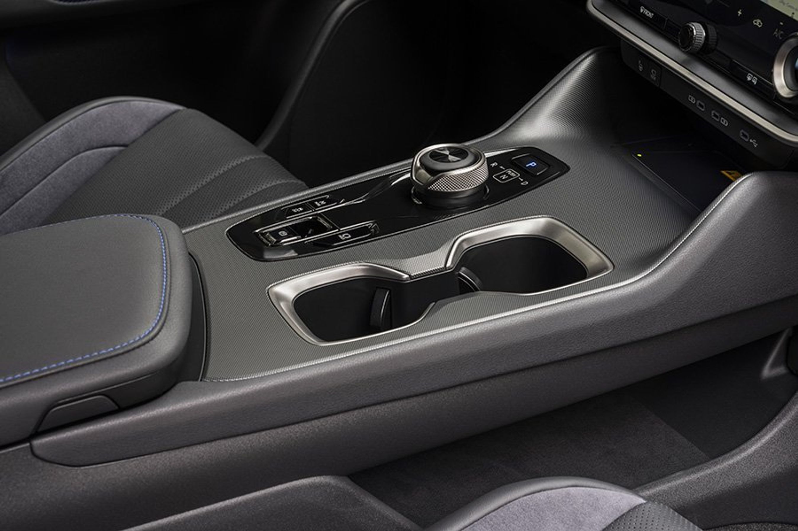 Midterkonsol i en Lexus RZ