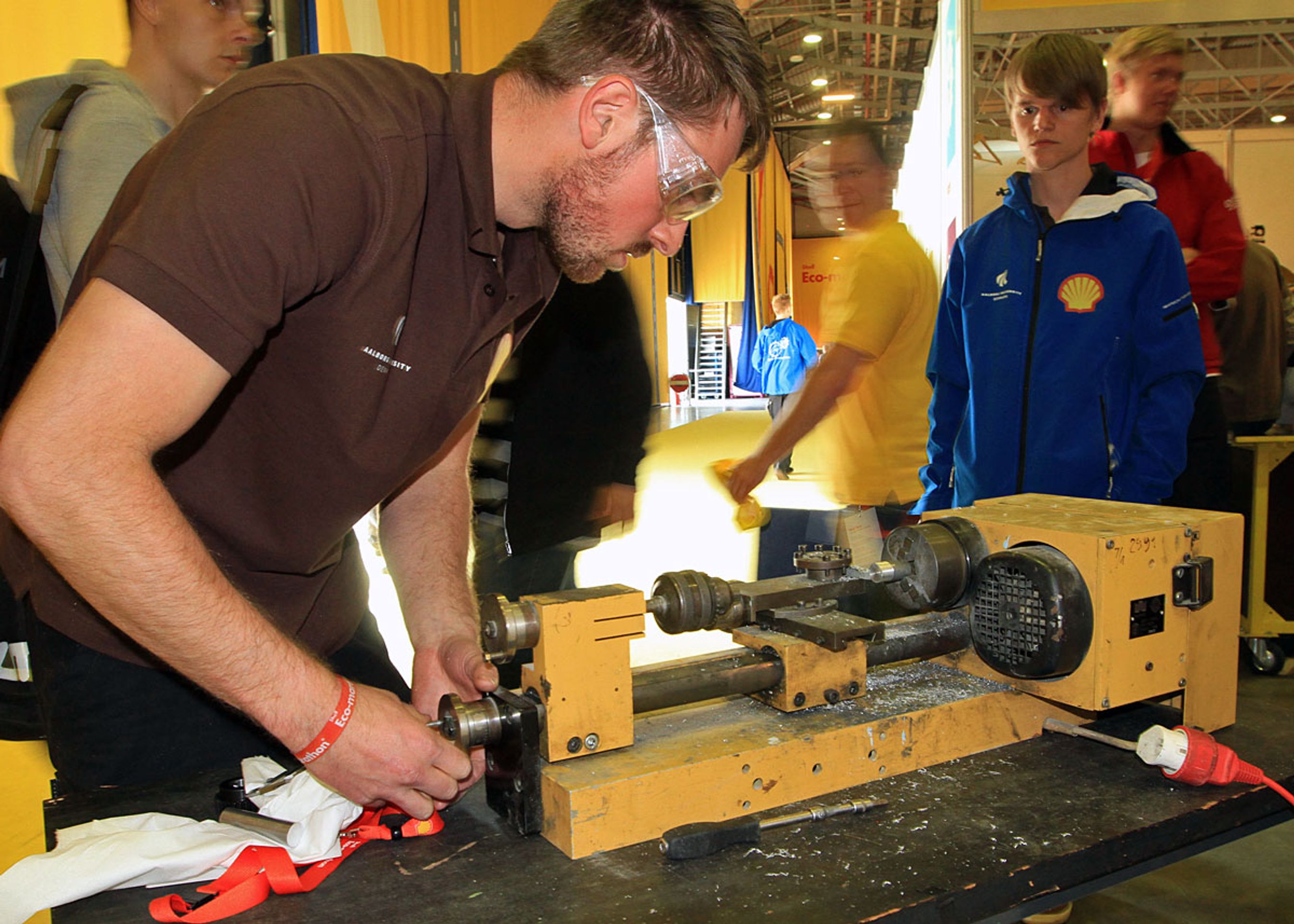 Det kræver ikke kun teoretisk ingeniørkundskab at få bilerne til at køre. Her må en DTU-studerende vise sit håndelag og hånddreje en ny aksel.