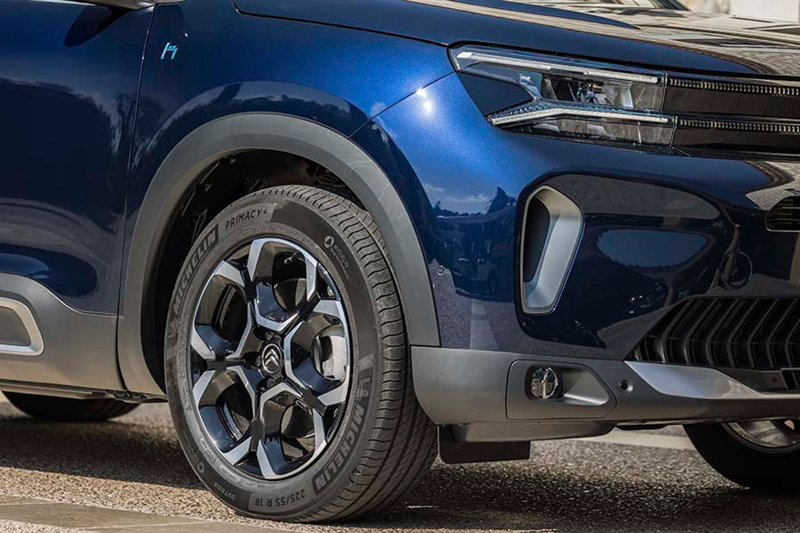 Som en del af fornyelsen er der kommet lidt bredere 19-tommerdæk på plugin-hybriden. De kan bedre håndtere bilens mange kræfter.