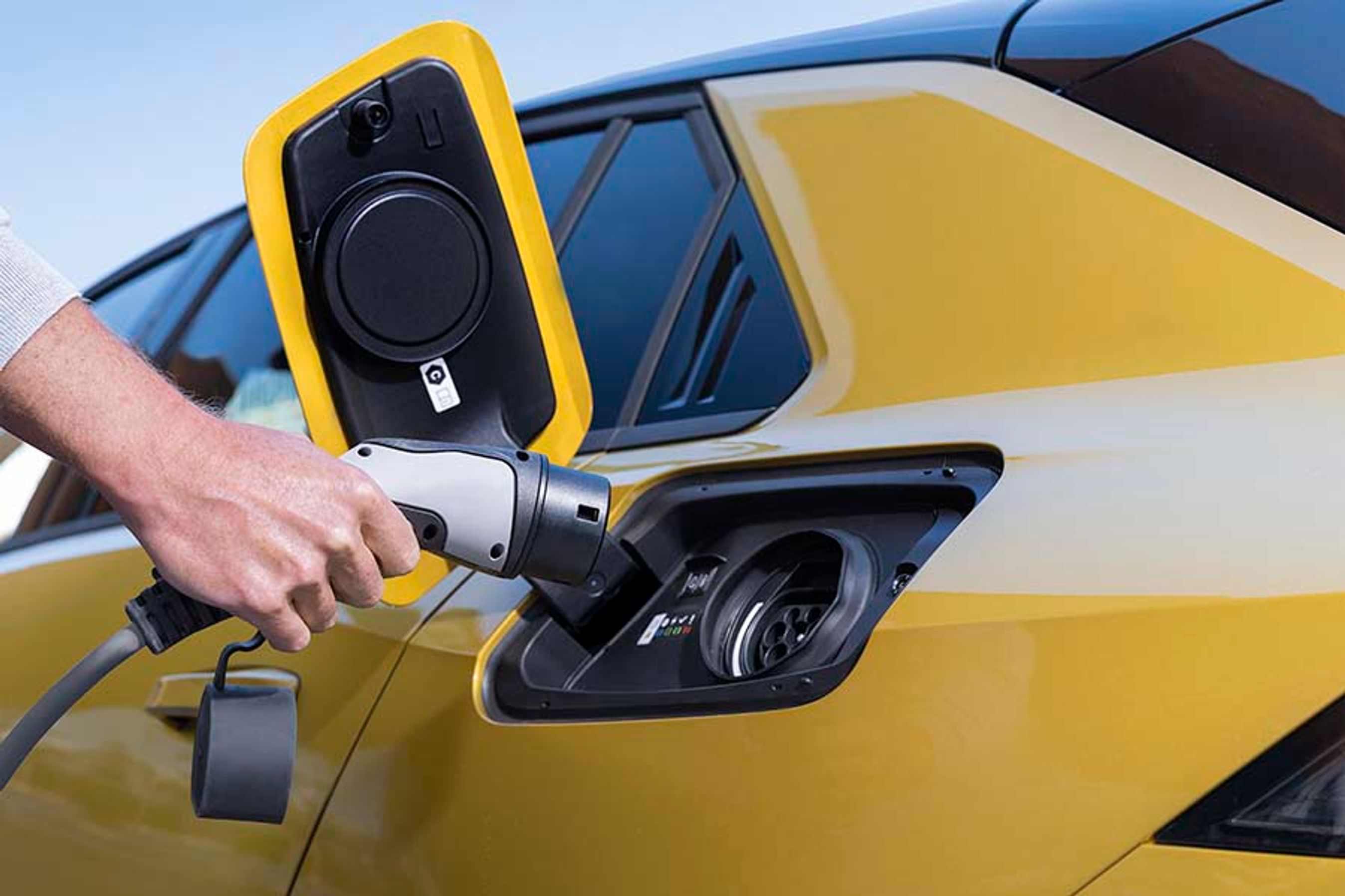 Plugin-hybrid-udgaven kan oplades med 3,7 kW hjemme og det dobbelte på visse offentlige ladestandere. Batteriet er på 12,4 kWh, og hjemme tager det tre til fire timer at lade det op. Helt opladet kan bilen køre op til 68 km på el alene.