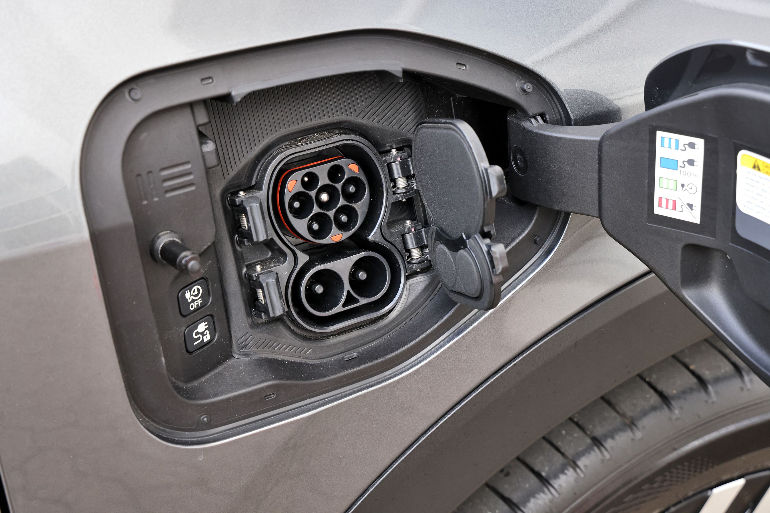 Nissan Leaf 75 kWh 2026: Ladestik med åbent ladeudtag