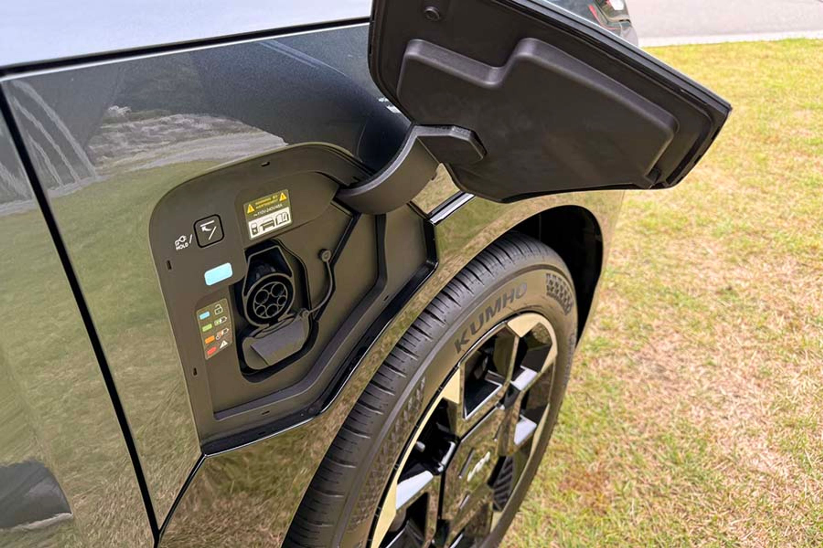 Ladeklappen er placeret ved forhjulet. Hjemme kan bilen lades med op til 11 kW, og på farten kan bilen oplades med op til 150 kW. Selve klappen er elbetjent.