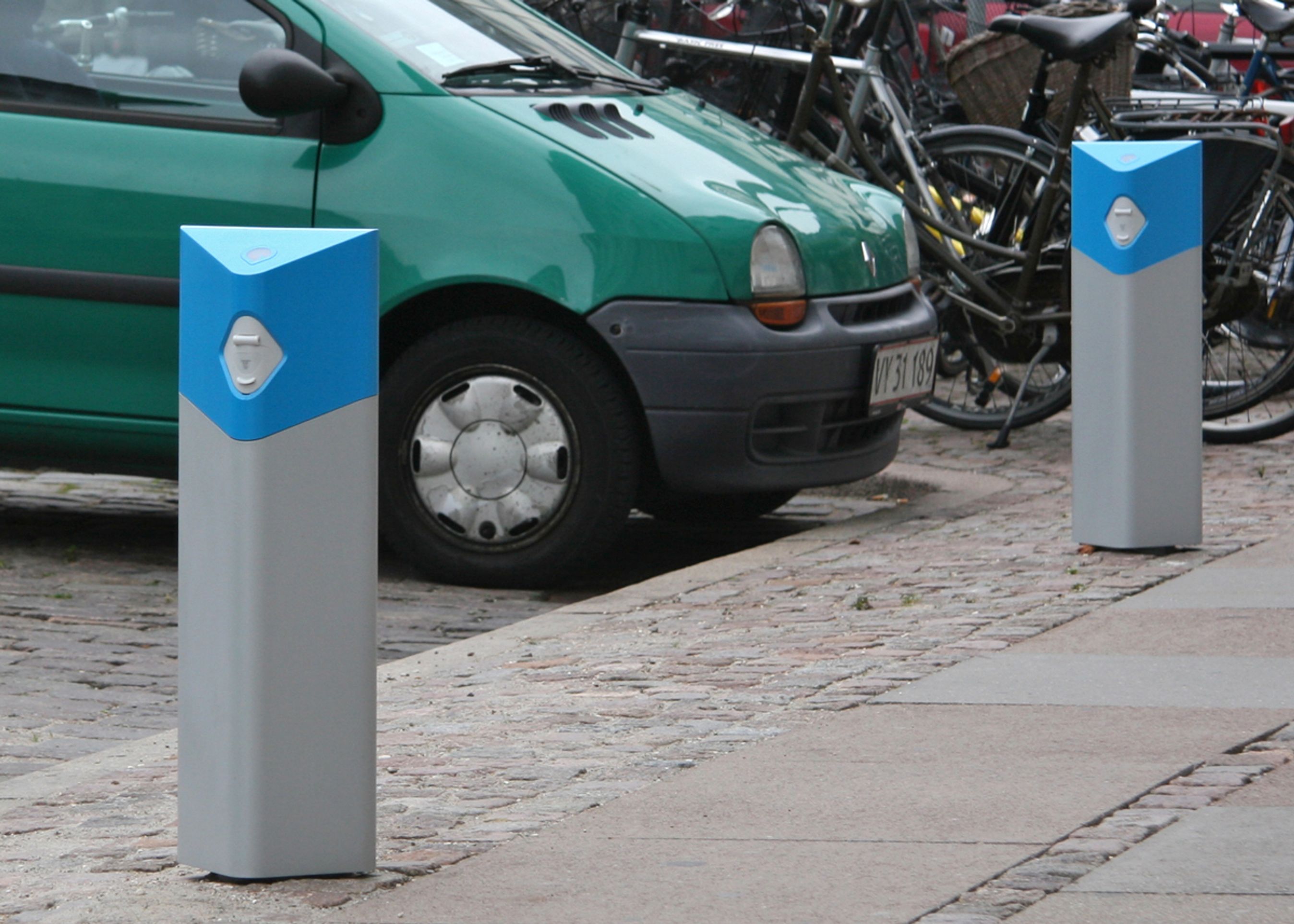 350 af de blå ladestandere på offentlige steder overtager Eon nu og sætter i drift inden for kort tid. Da de fleste står parvis, er antallet af ladesteder langt mindre end 350.