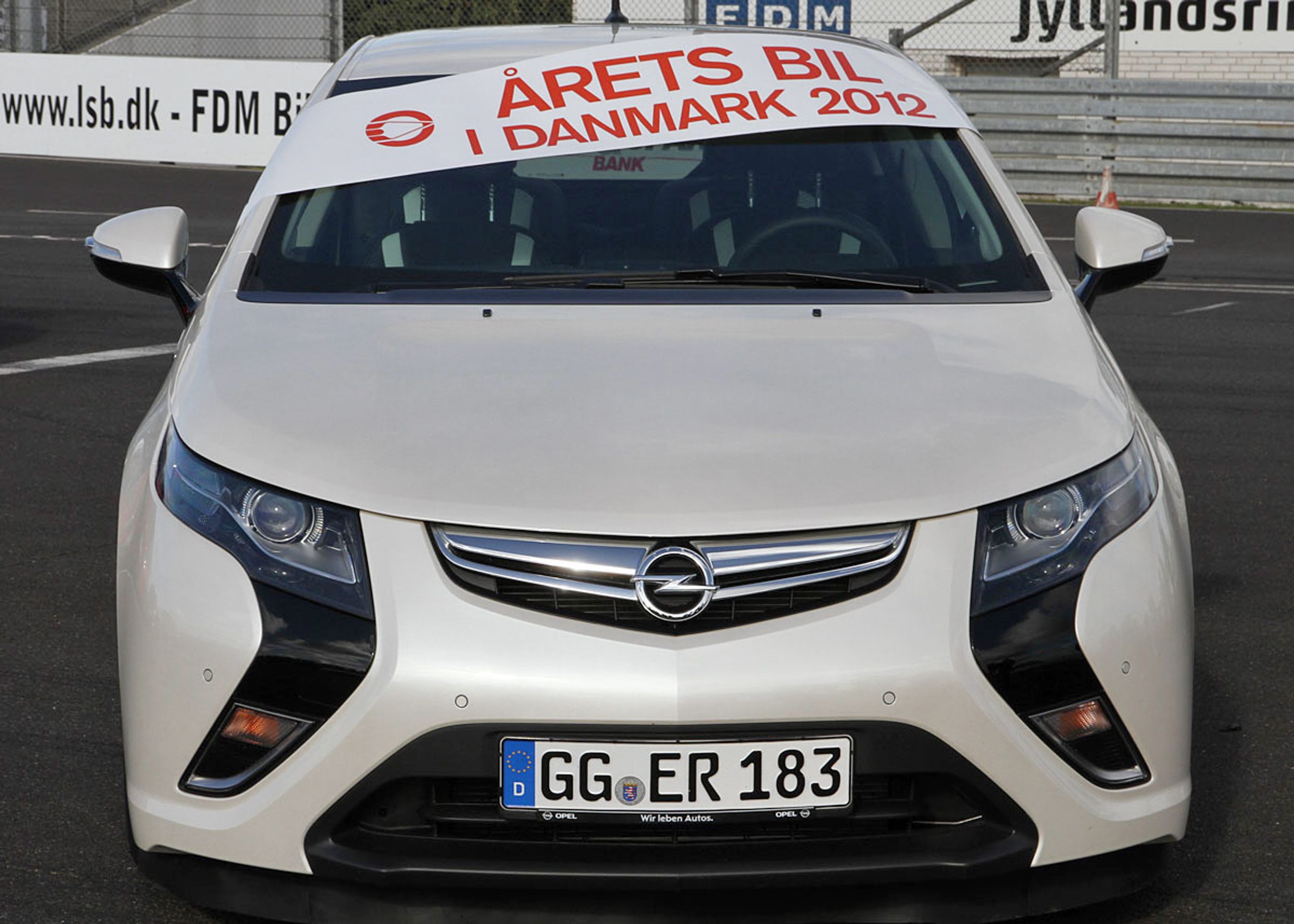 Opel Ampera er nu Årets Bil i Danmark. Ampera er en opladningshybrid, der primært kører på strøm og har en benzinmotor som backup. Den fungerer upåklageligt, vurderer juryen.