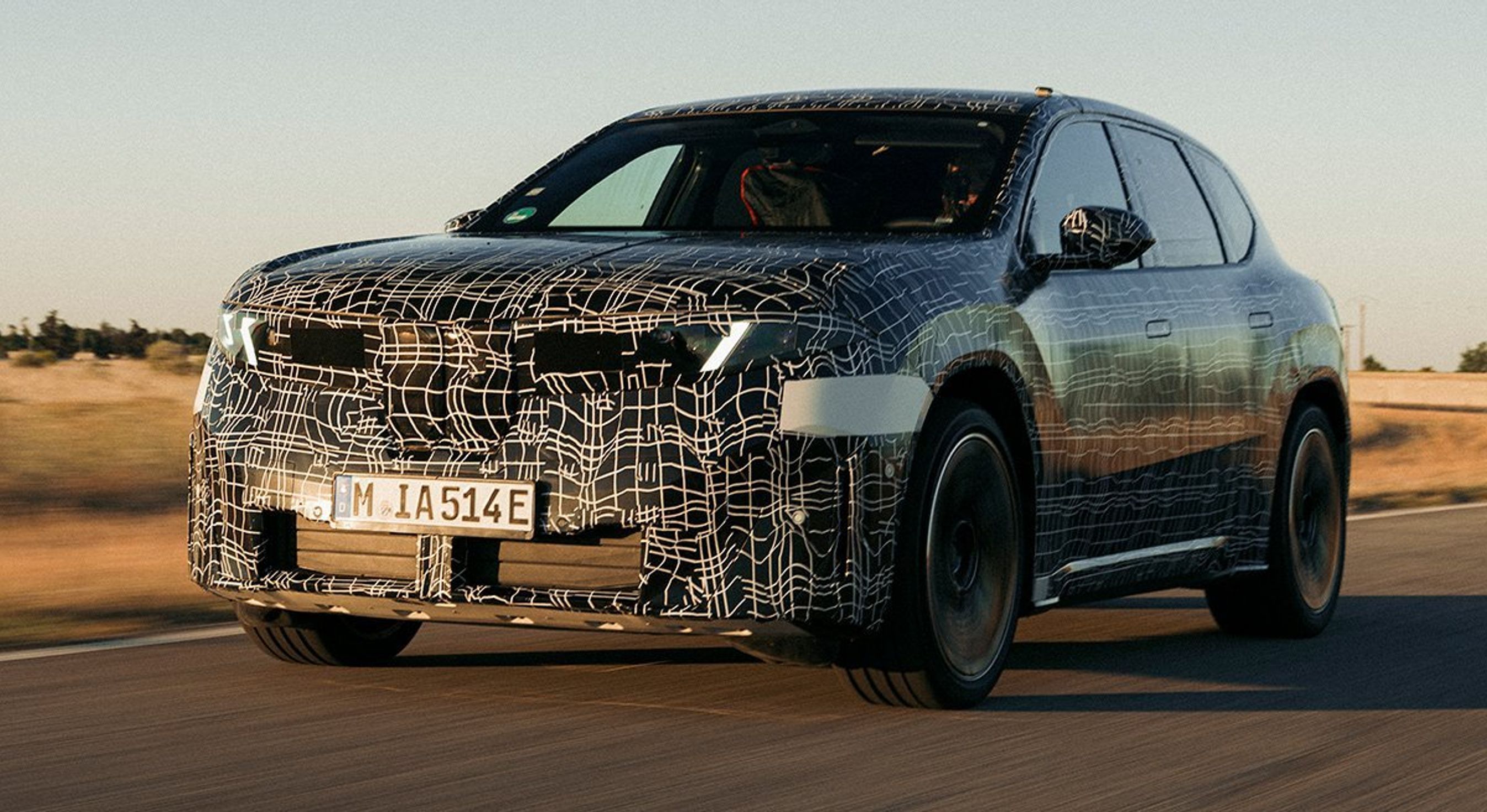 Kamufleret BMW iX3 forfra på testbane.