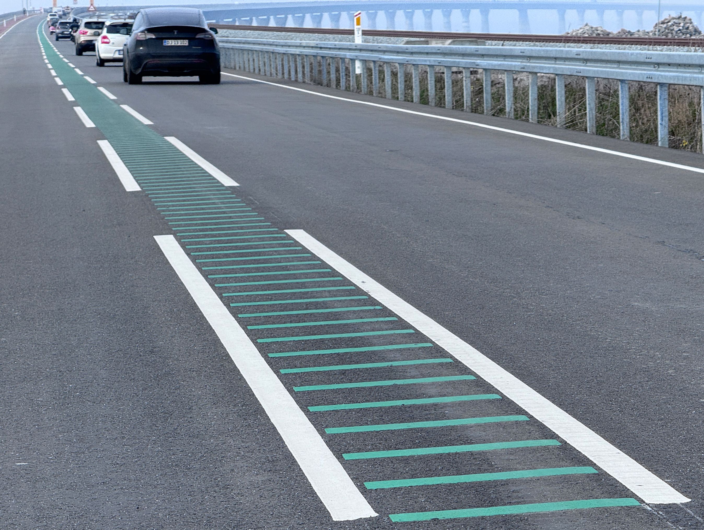 Grønne striber på vejbane.
