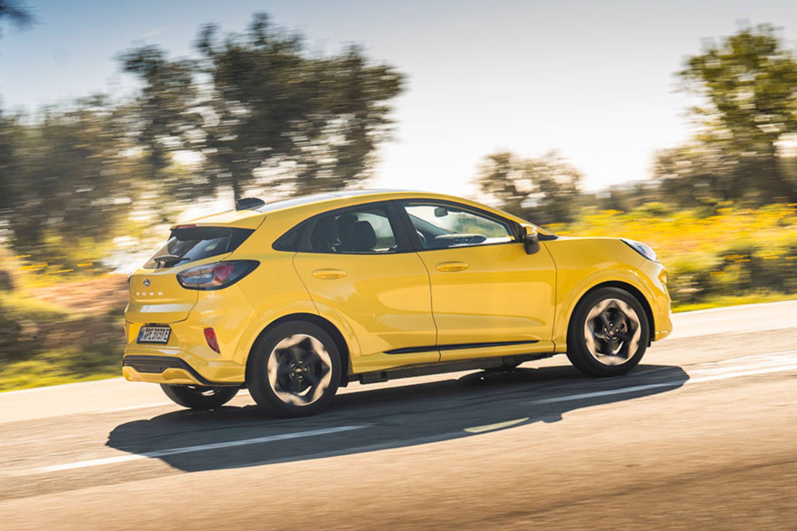 Der er fem døre, men de bagerste bagruder er placeret højt i karrosseriet og med mørklægning. Det er ikke optimalt til børn, men det giver bilen et smartere design.