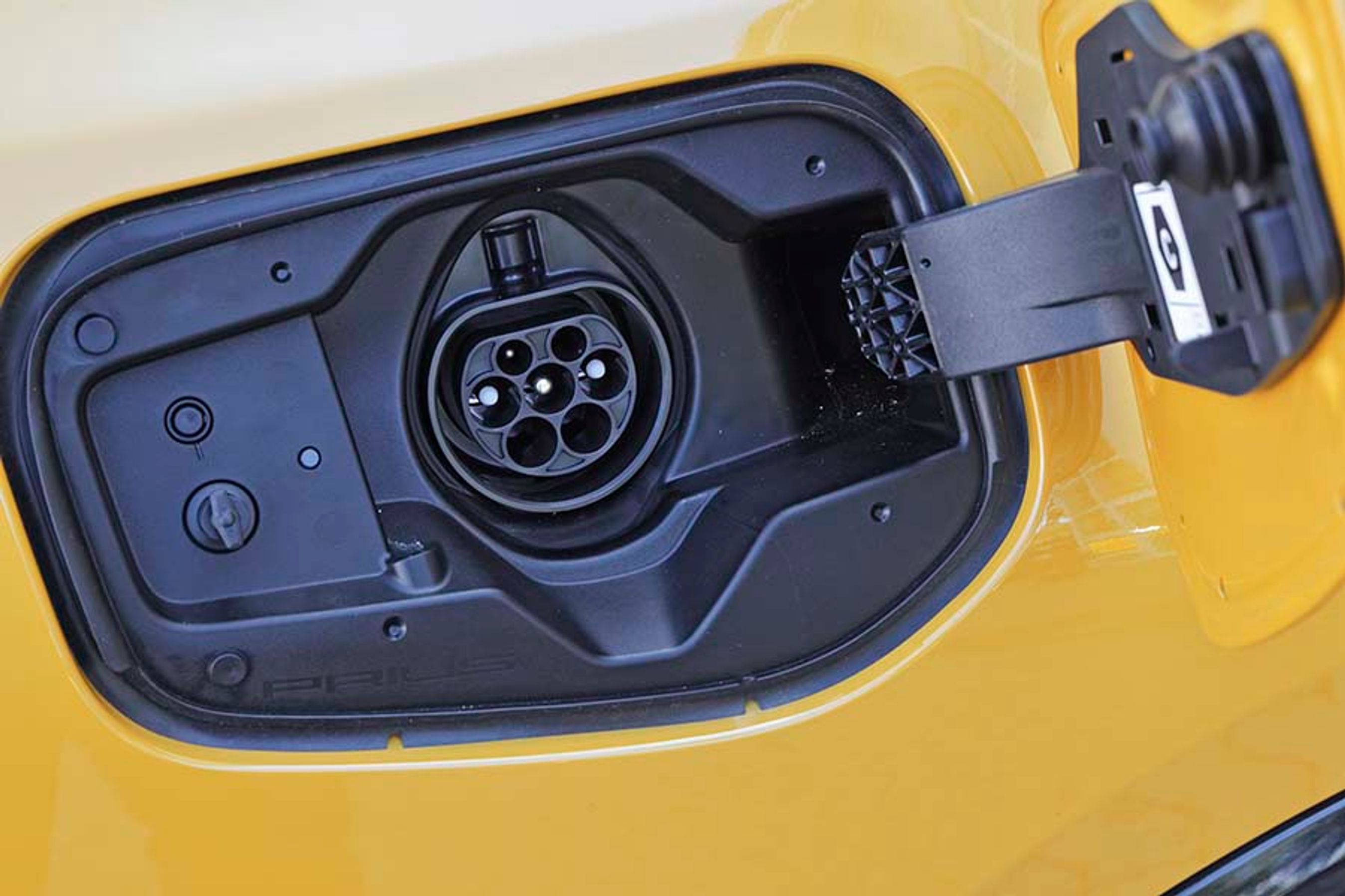 Ladelugen er placeret ved højre baghjul. Desværre kan bilen kun lades med strøm fra en enkelt fase, og dermed kan man oftest kun lade med 3,5 kW. Det giver en ladetid på op til fire timer.