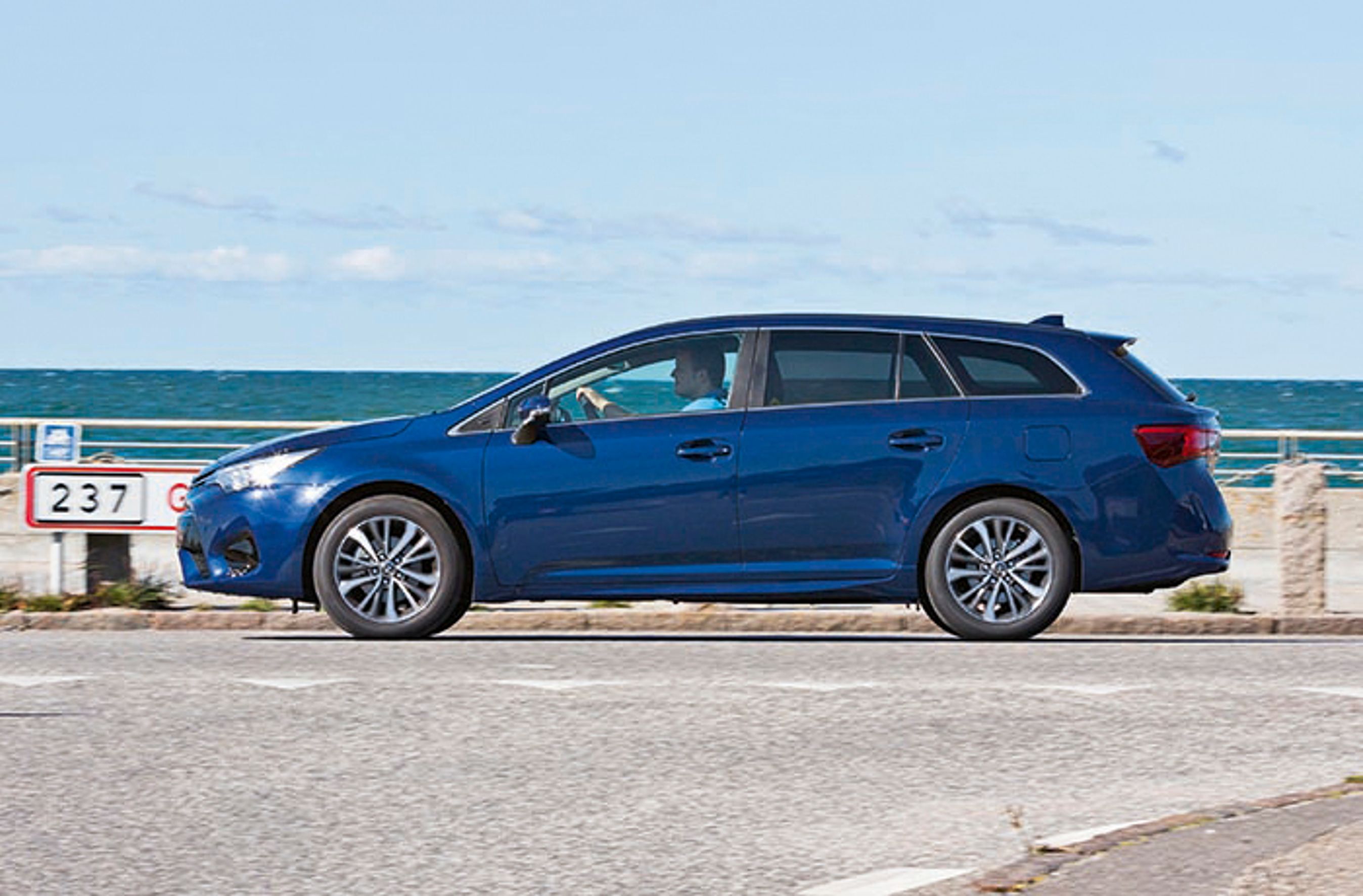 Toyota Avensis fra siden