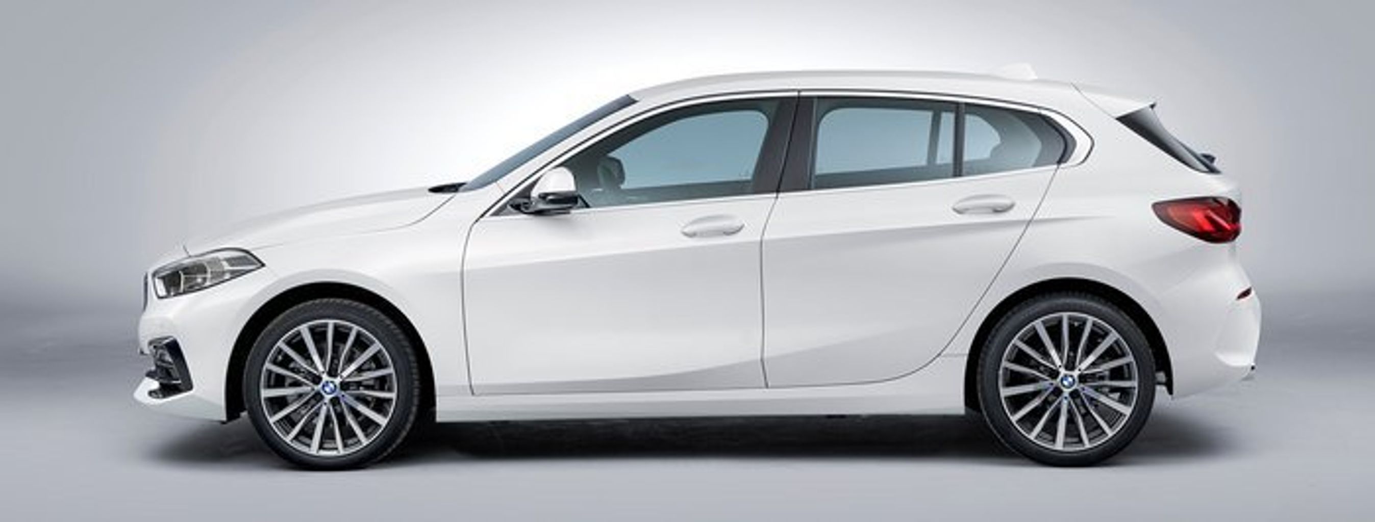 Bilens længde på 4,32 m er stort set som hidtil, mens akselafstanden – noget usædvanligt for en ny model – er skrumpet to cm til 2,67 m. 