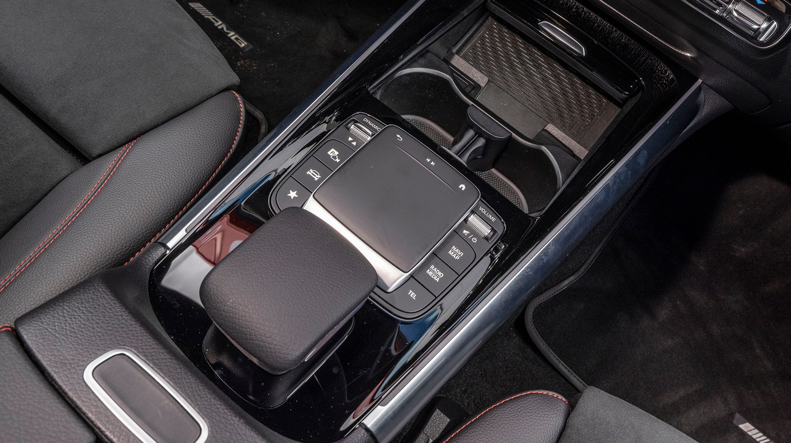 Pegefeltet mellem forsæderne er standard, men er ikke optimalt, idet man let kan komme til at berøre det under kørslen, og så får man skiftet radiostation eller lavet andre uønskede handlinger.