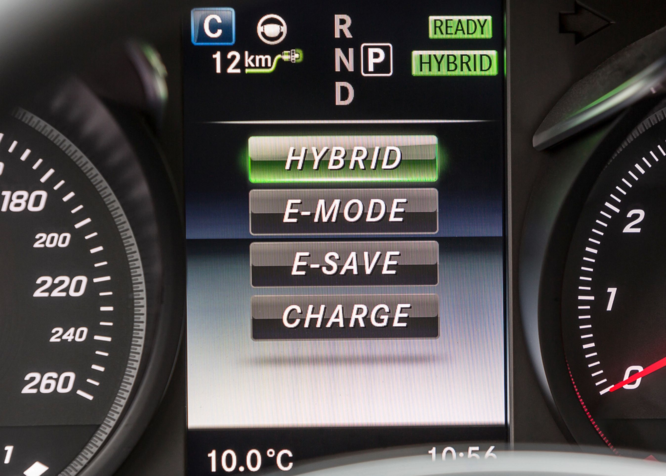Opladningshybriden har flere køreprogrammer. Bl.a. kan man gemme strømmen, til  bykørsel sidst på turen, og man kan også lade batteriet delvist op med benzinmotoren.