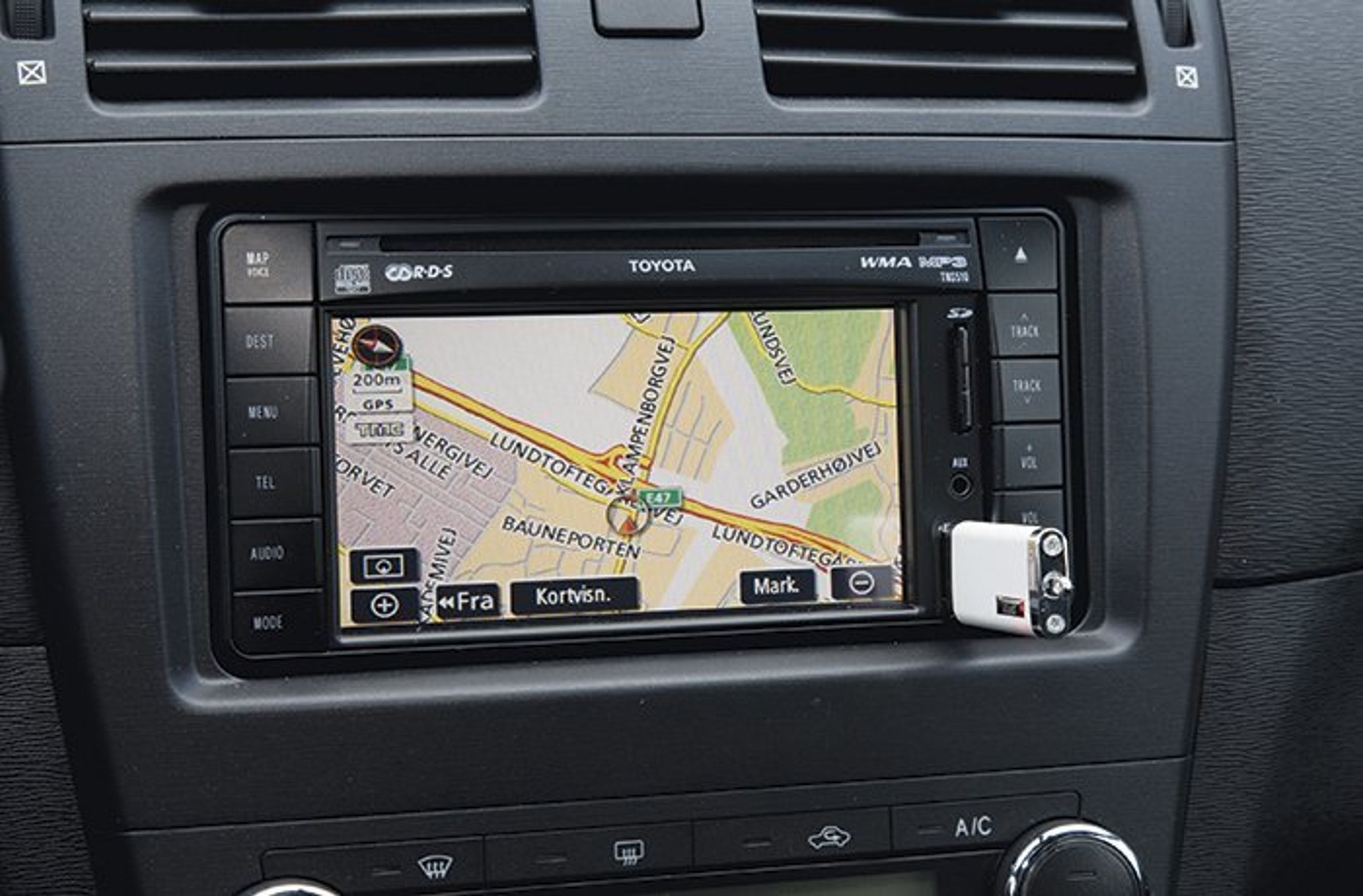 Radio med Bluetooth er standard i Toyota Avensis.