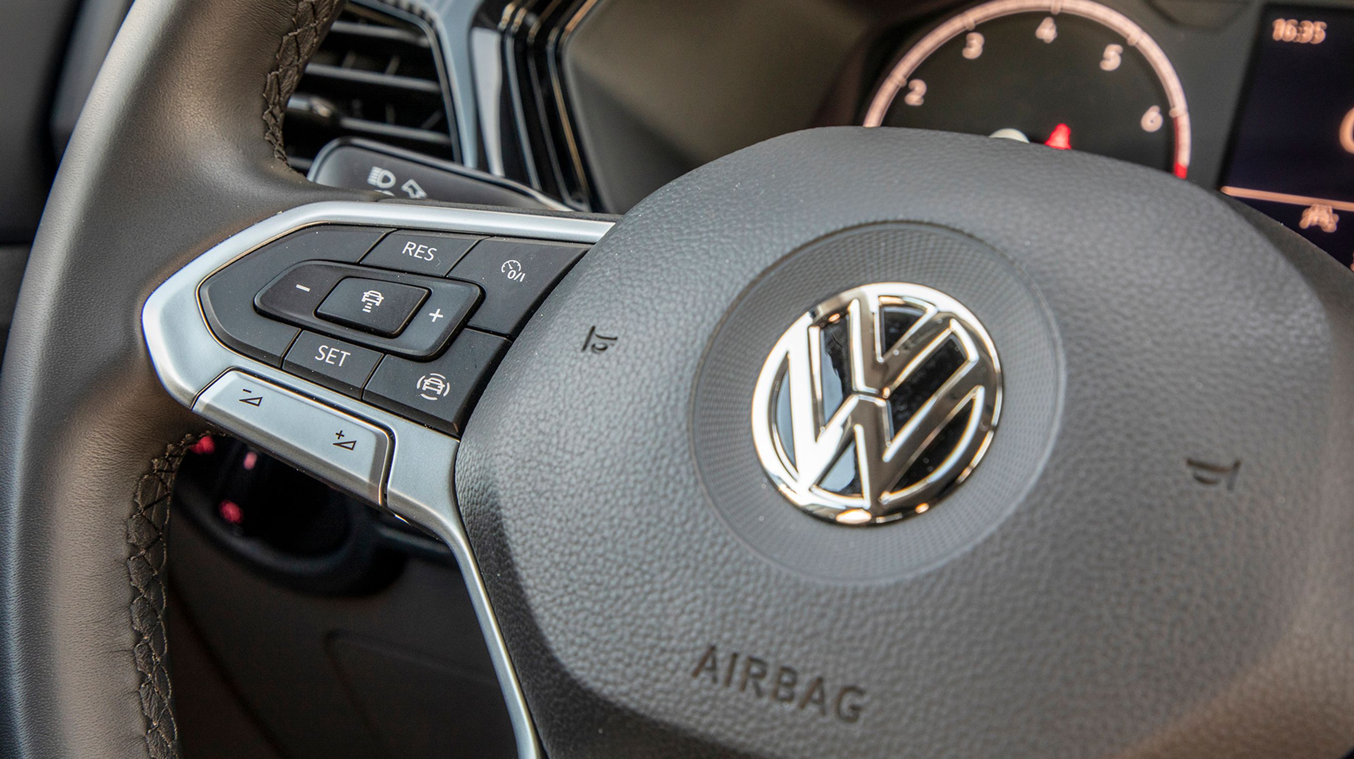 Den adaptive fartpilot styres let fra rattet, og man kan let justere den ønskede maksimale hastighed.