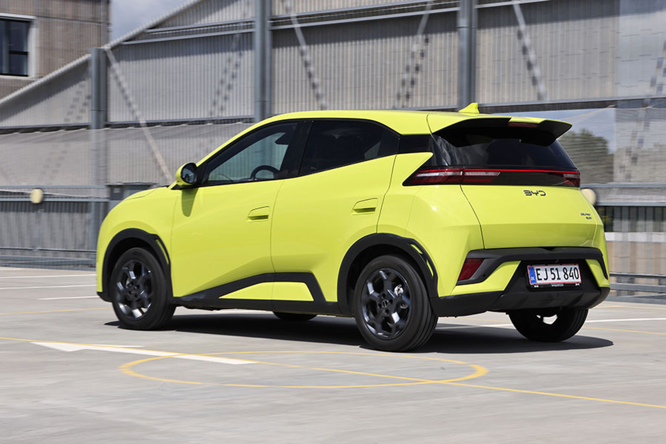 BYD Dolphin Surf set bagfra, mens den holder parkeret