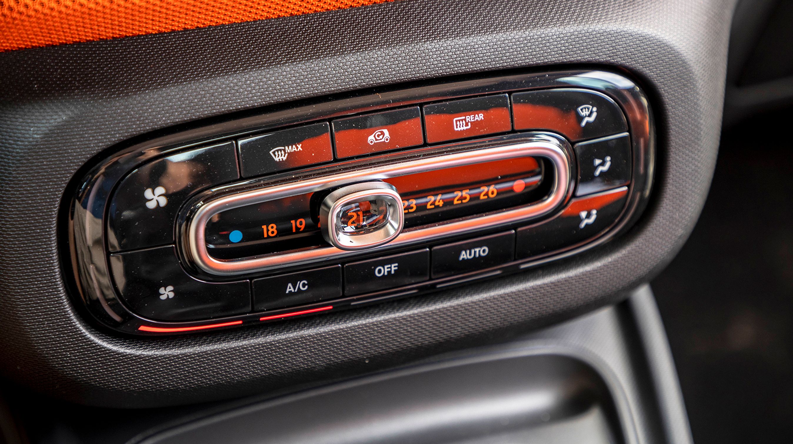 Varmeanlæggets temperatur indstilles via en vandret skyde-knap. 