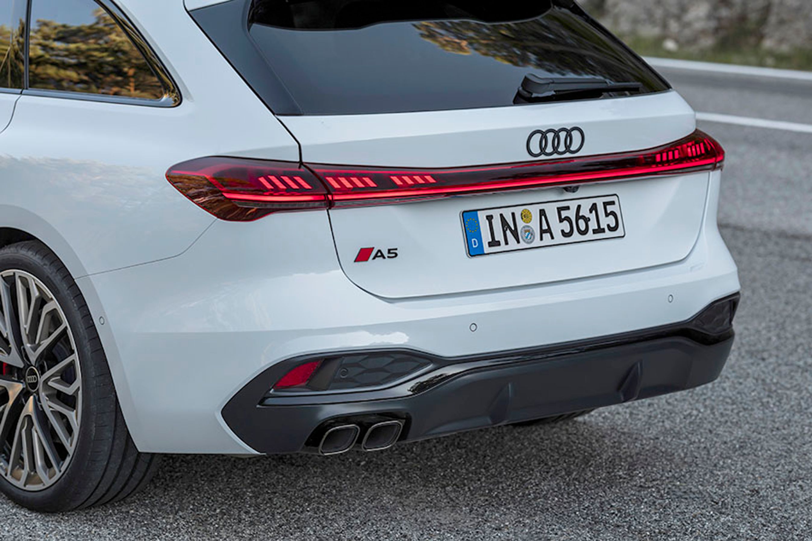 Baglygterne kan fås i to udgaver. Her er det topudgaven med lygter i OLED-teknologien, hvor i alt 60 felter i hver side kan variere form og lysintensitet, så lygten på den måde kan skifte karakter alt efter den aktuelle køresituation.