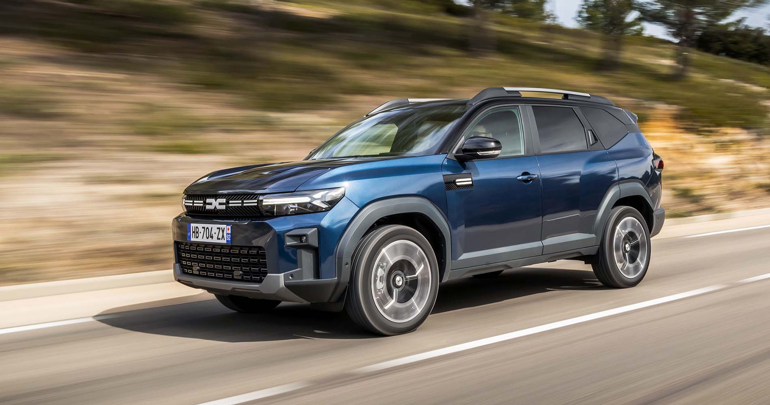 Dacia Bigster set skråt forfra, mens den kører på landevej