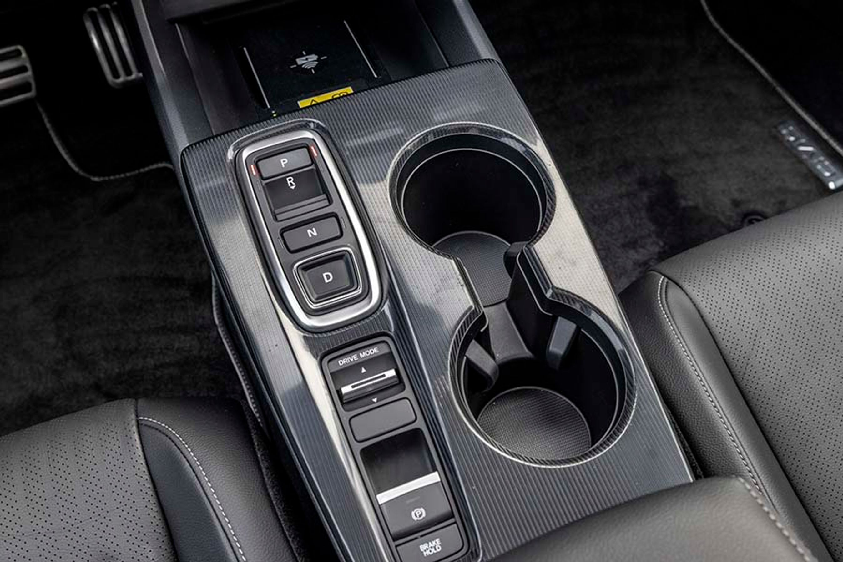 I midterkonsollen er der trykknapper til valg af kørselsretningen, og de er udformet, så man kan betjene dem uden at kigge på knapperne samtidig. 