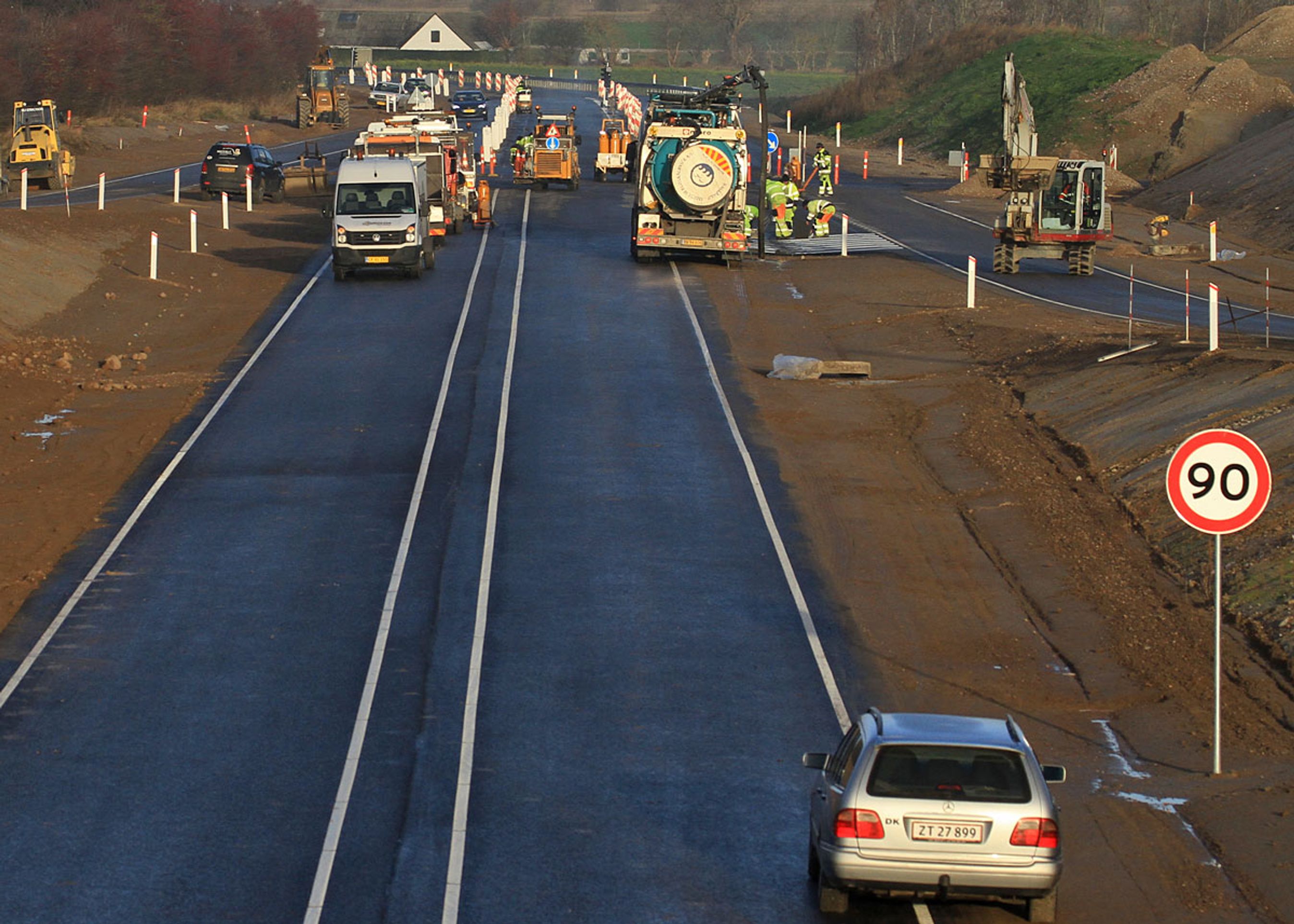 Motortrafikvejen ledes i den nordlige ende direkte over i den eksisterende motortrafikvej. Et lyskryds her er nedlagt, og i stedet er der anlagt et niveaufrit-tilslutningsanlæg. Endnu 30 timer før åbningen havde entreprenørerne travlt med at gøre vejen færdig her.