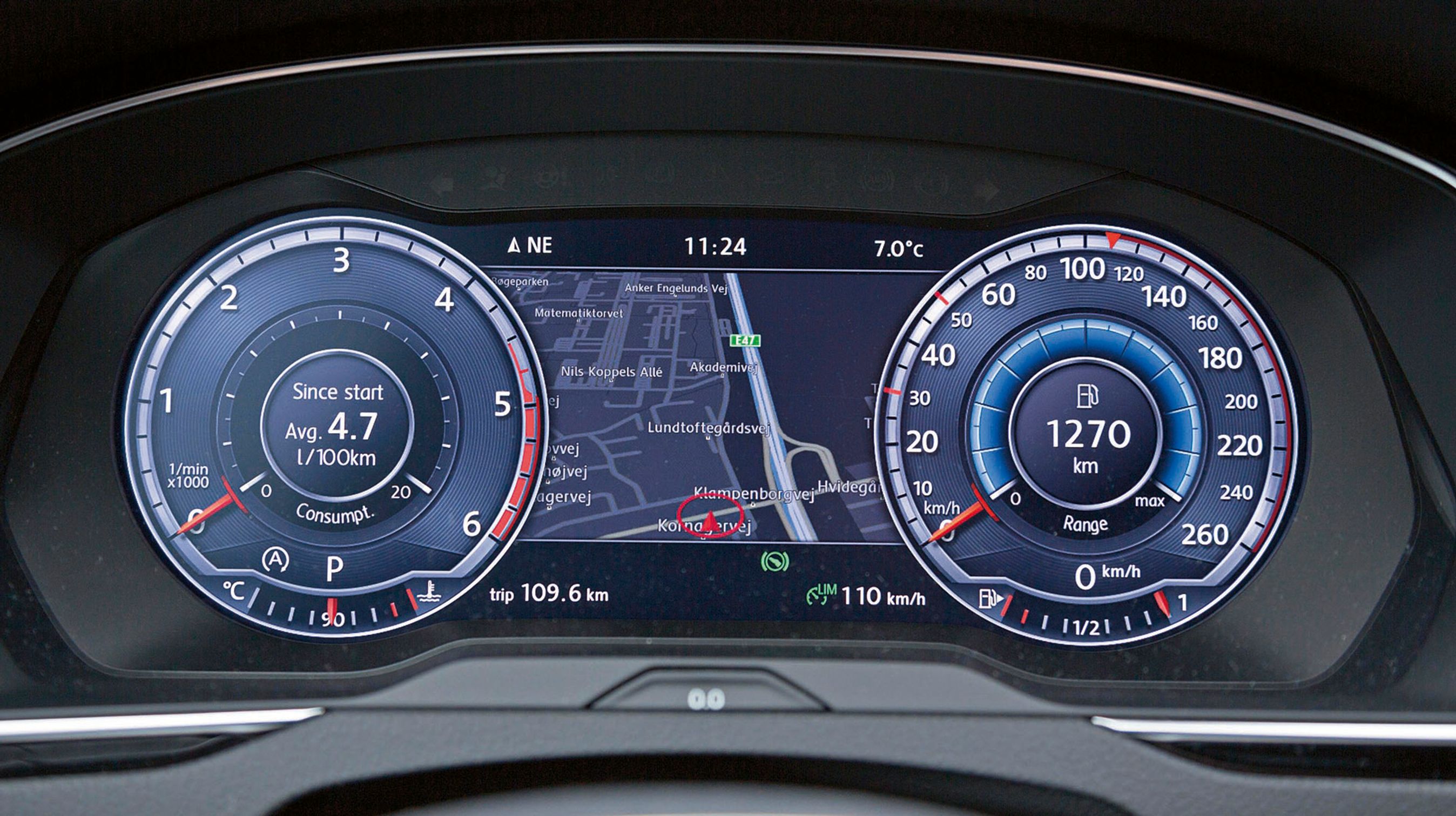Man kan tilkøbe dette digitale instrumenthus, der mellem urene bl.a. kan vise kort til navigation.