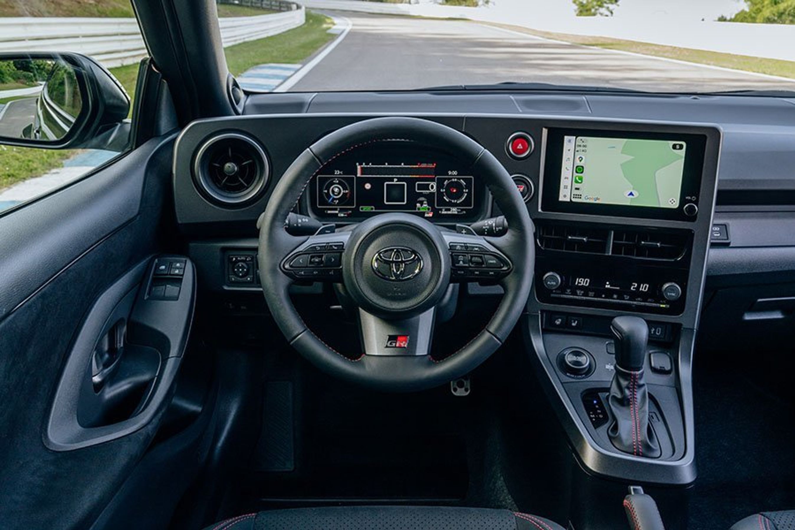 Førerpladsen i en Toyota GR Yaris