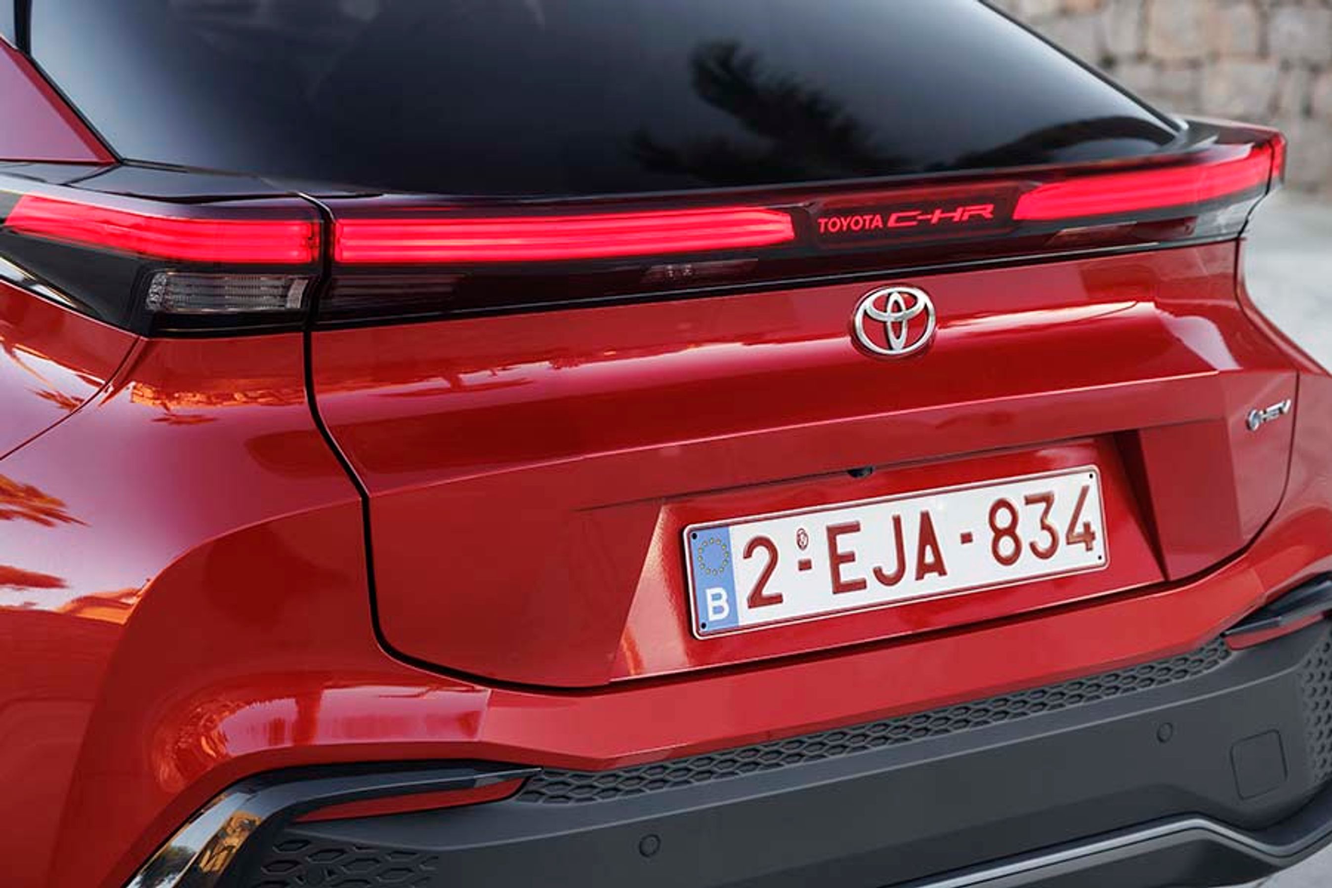 Når bilen låses op, kommer der kortvarigt lys i C-HR-logoet på bagklappen. Men når du kører, er det slukket. Der er kommet nye muligheder for, at biler må have lys i logoer, men Toyota tolker det, som at der ikke må være lys i bogstaver. Ærgerligt, for det havde givet en bedre lyssignatur i mørket.