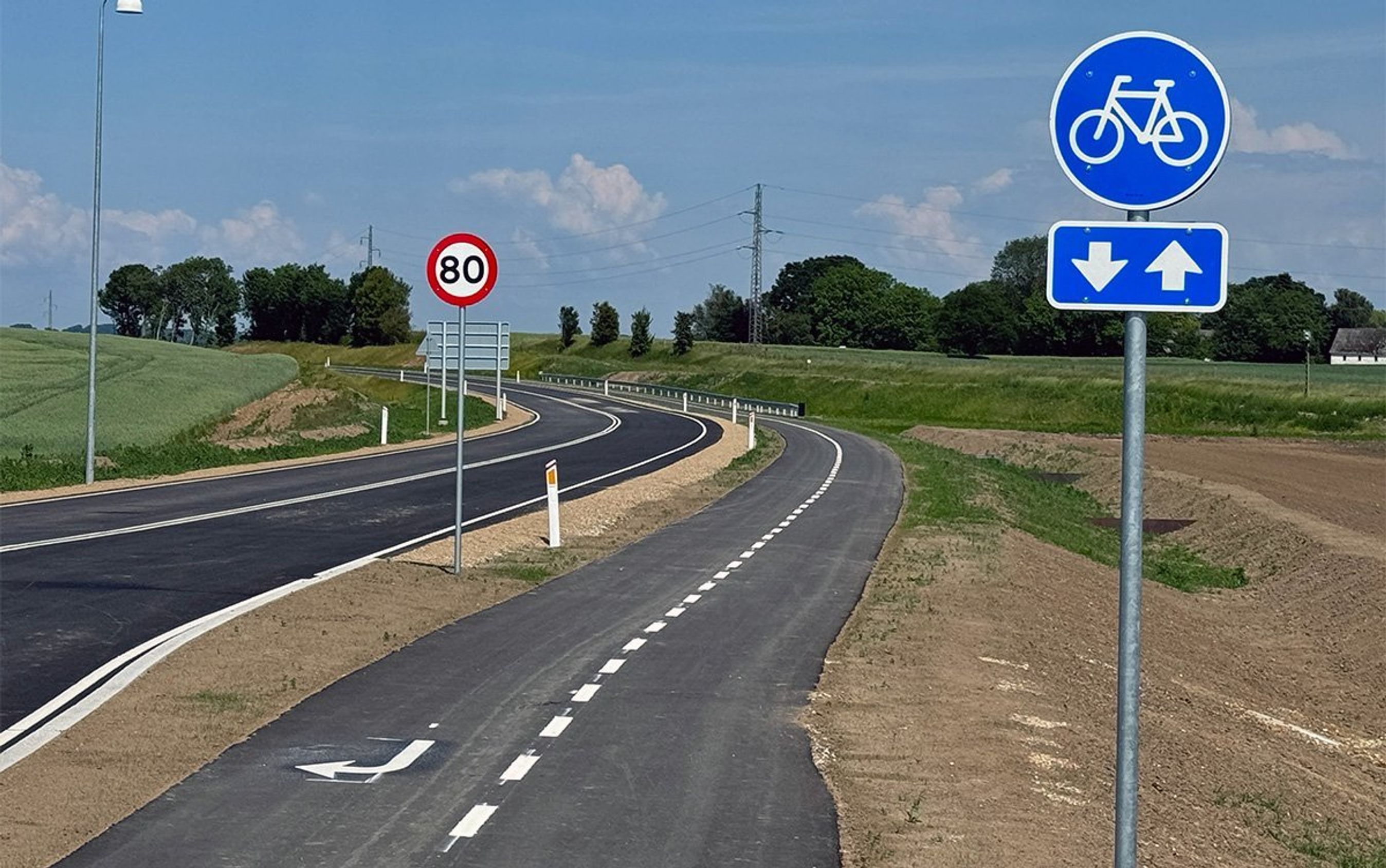 Ny vej med cykelsti og 80-km-skilt.