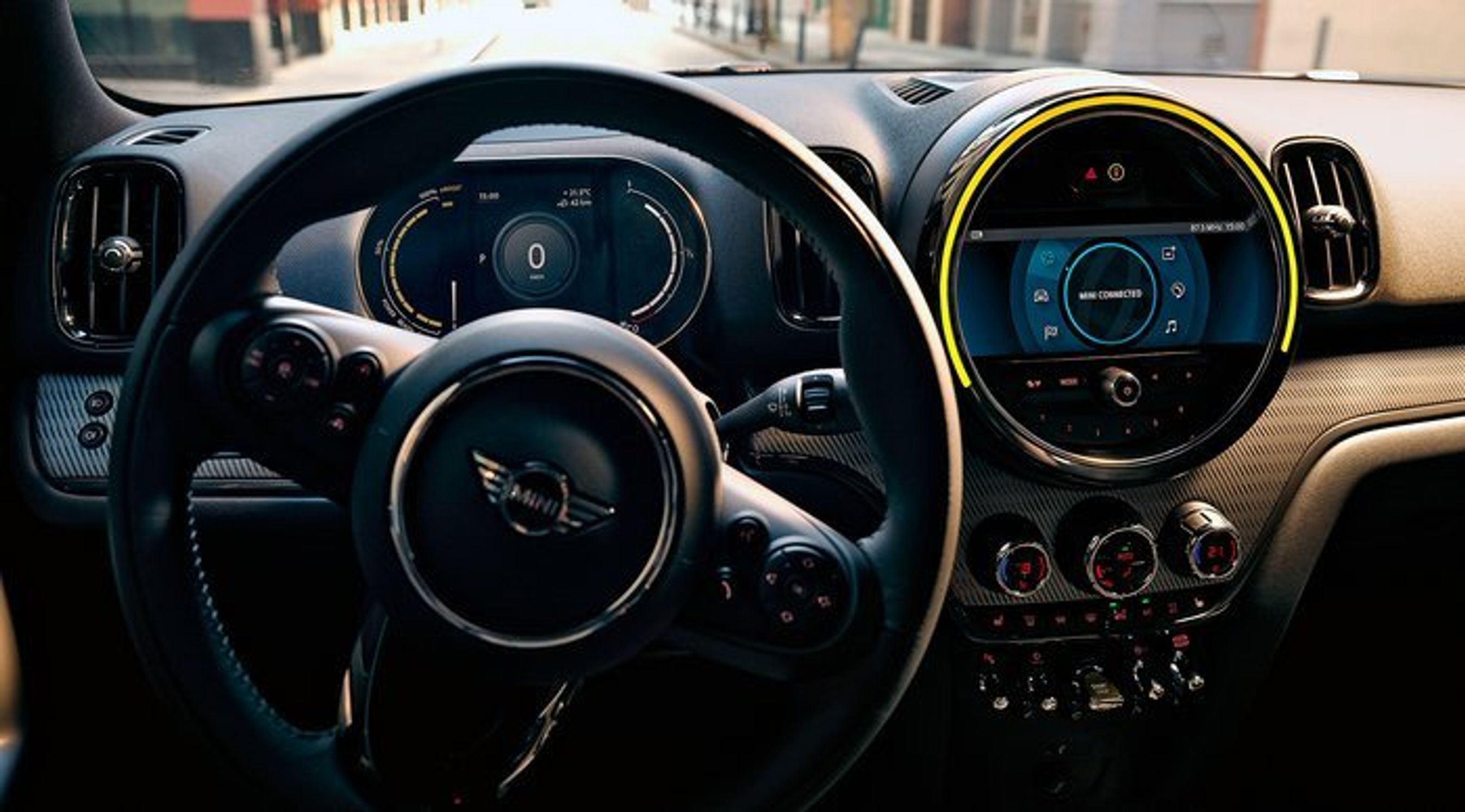 Instrumenthuset er nu delvist digitalt (den midterste del), og det runde midterinstrument fås med op til 8,8 tommer skærm.