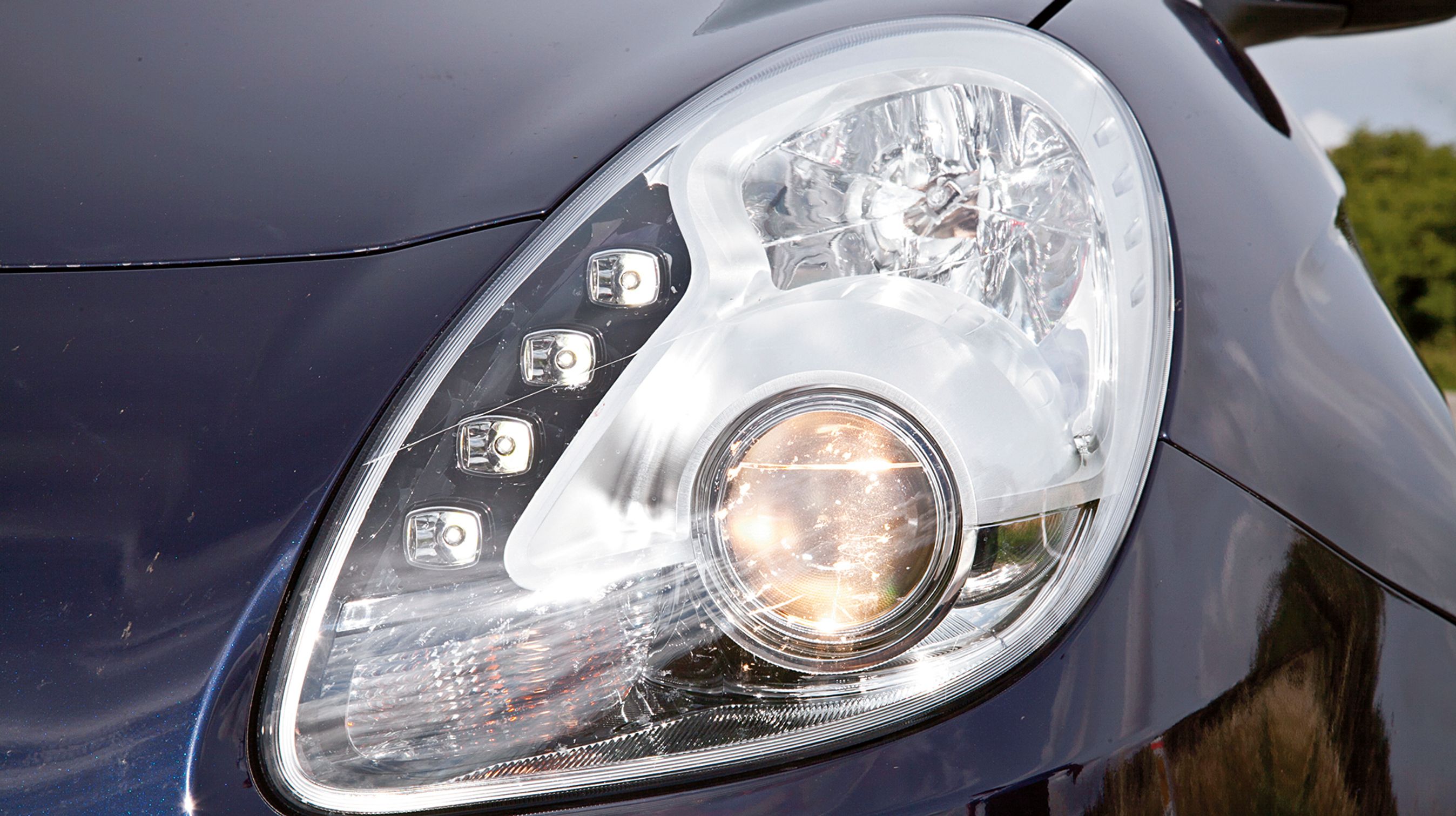 Forlygterne har integrerede LED-kørelyslygter i form af de fire lodrette punktlys. Det fungerer fint i hverdagen og gør bilen let at identificere.