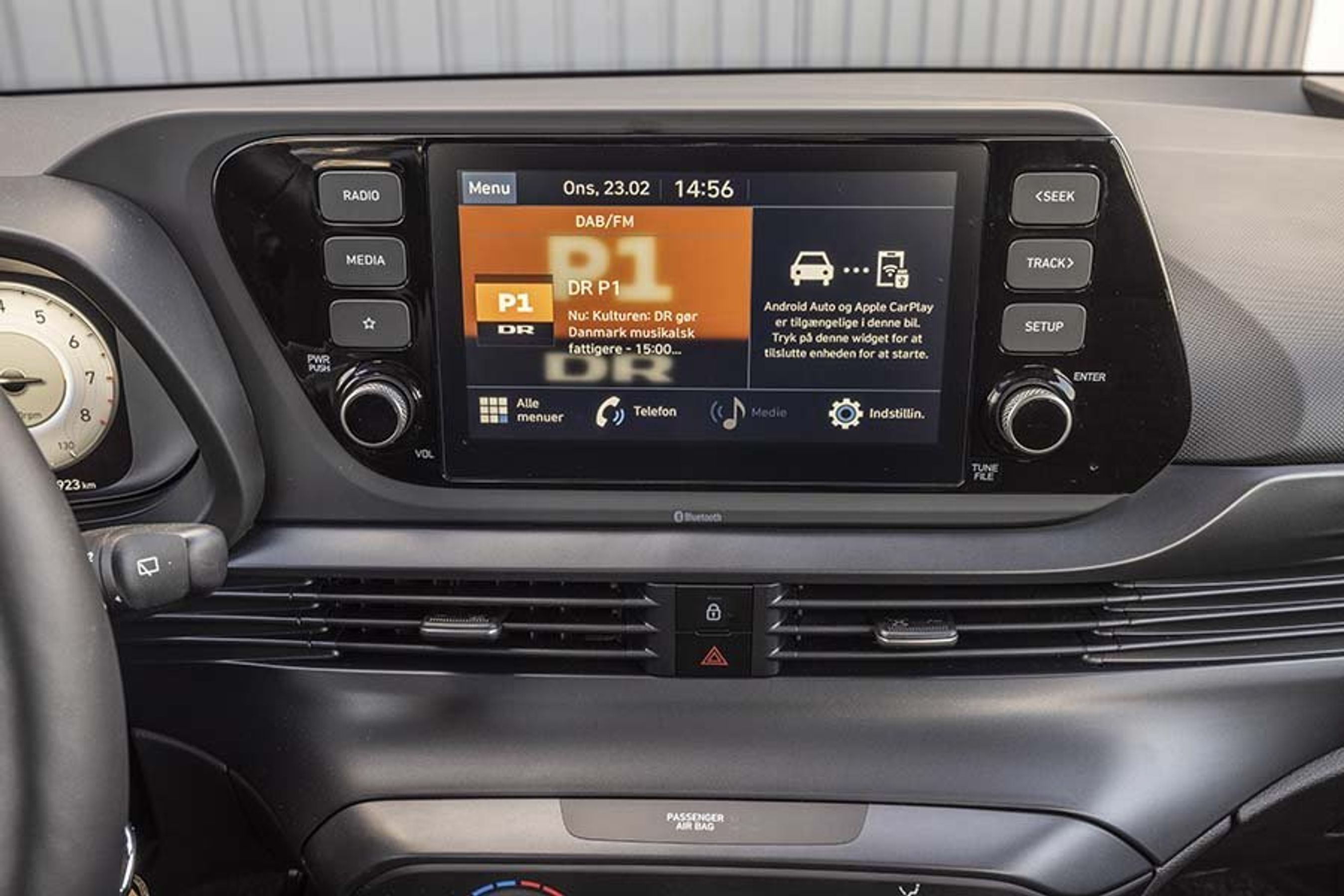 Skærmen er flot integreret og der er mulighed for at koble mobilen trådløst op til skærmen