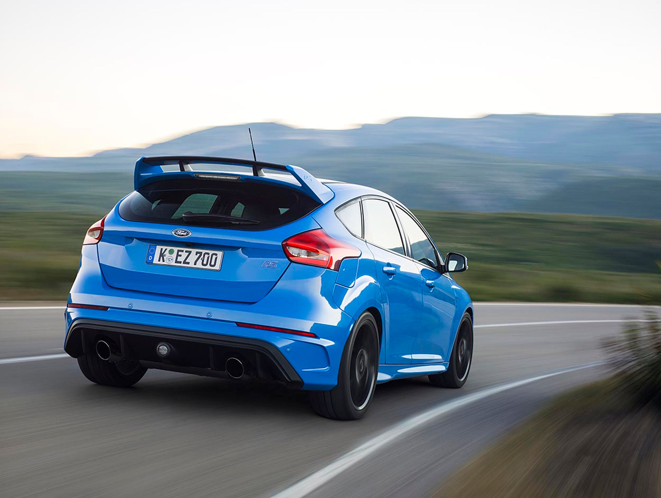 Bagfra ser Focus RS rå ud med en stor hækspoiler og en stor diffuser i bunden med to store udstødningsrør. Den blå farve er unik for modellen, men den fås også i hvid, sort og to forskellige grå farver en metallak, der står flot til bilen, og en fræk mat grå. Foto: Ford