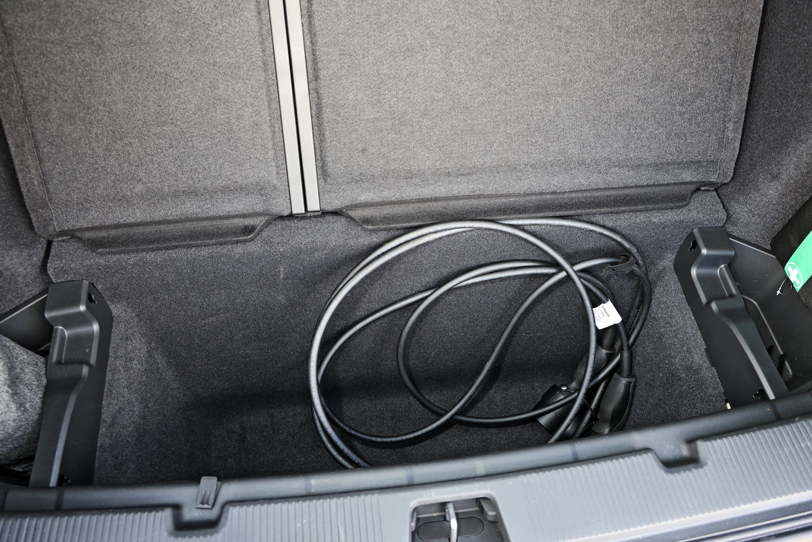 Volvo EX60: Rum under bagagerumsgulvet med opbevaring af ladekabel