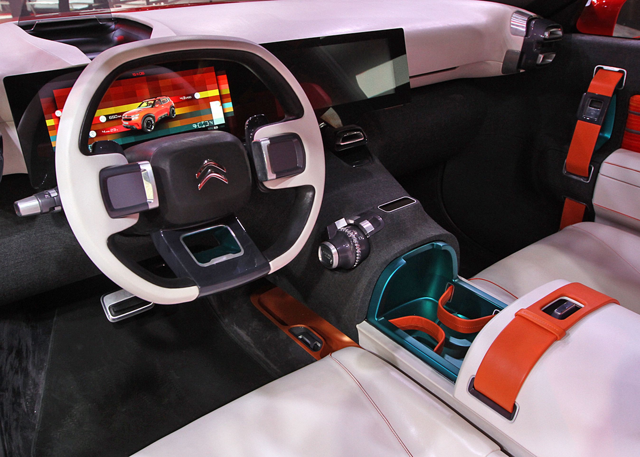 Instrumenthuset udgøres af en stor skærm, og en ekstra skærm i iPad-stil kan på en skinne flyttes fra side til side, så skærmen enten kan bruges af føreren eller forsædepassagereren.