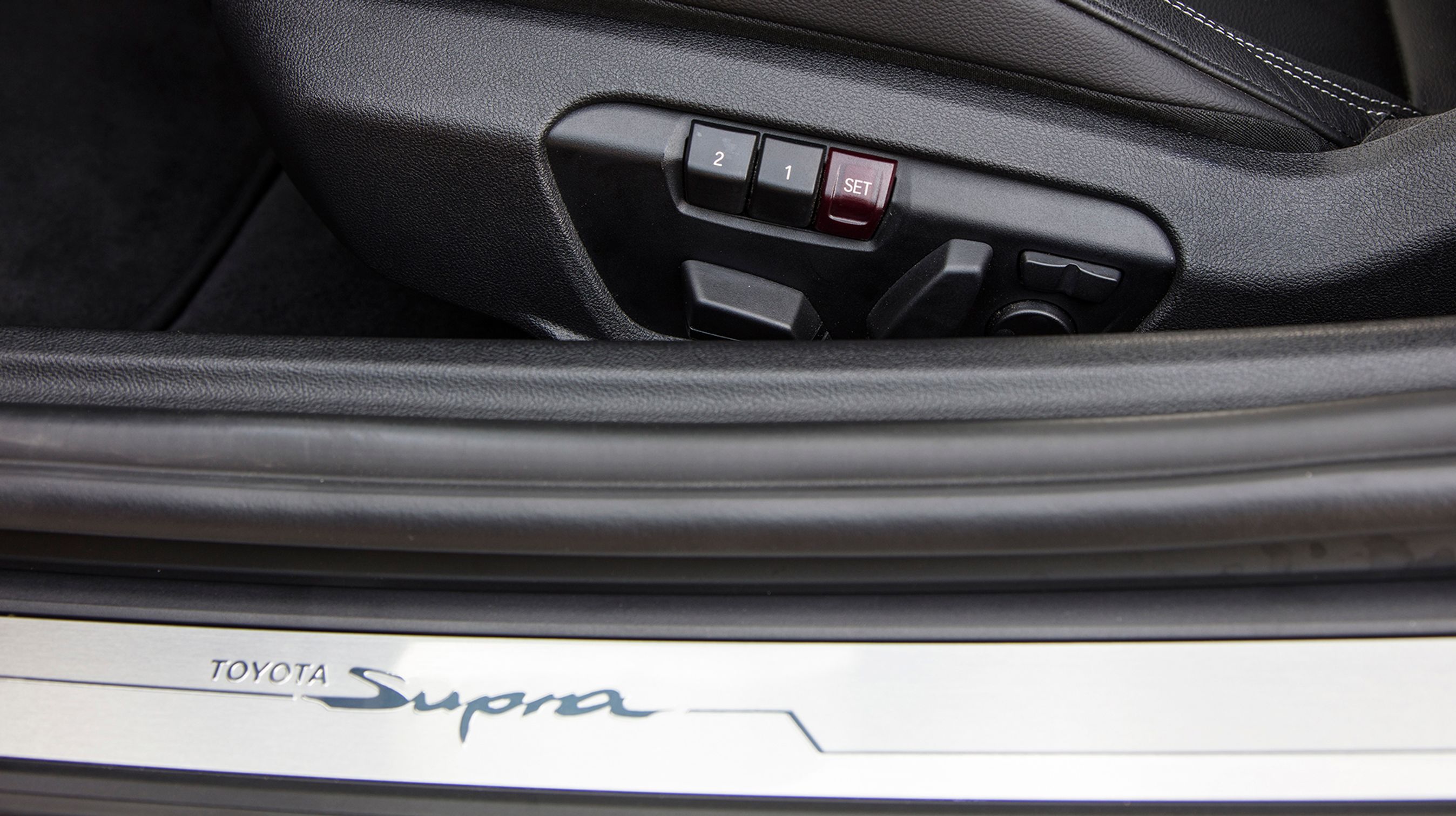 De to forsæder er som standard udstyret med elbetjening, læder og alcantara. Det gør bilen nem at justere til ens favoritkørestilling.