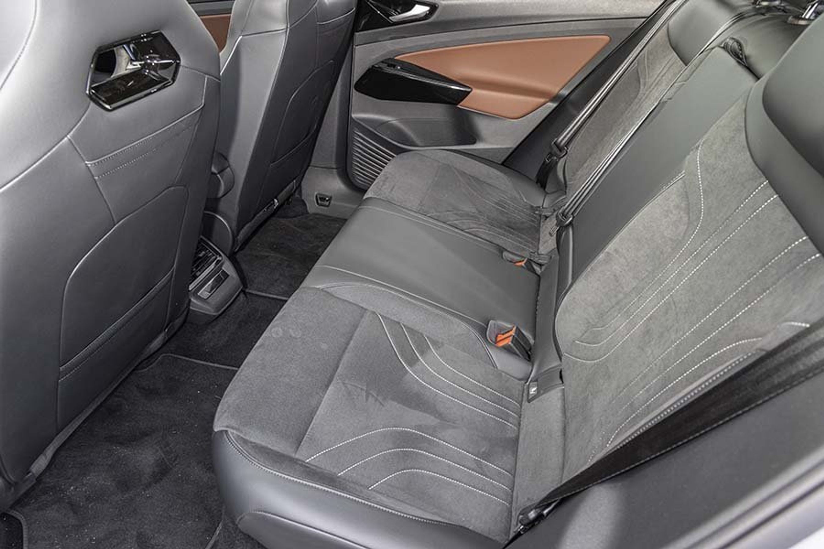 Der er fremragende plads ved bagsædet, og der er friskluftdyser mellem forsæderne.