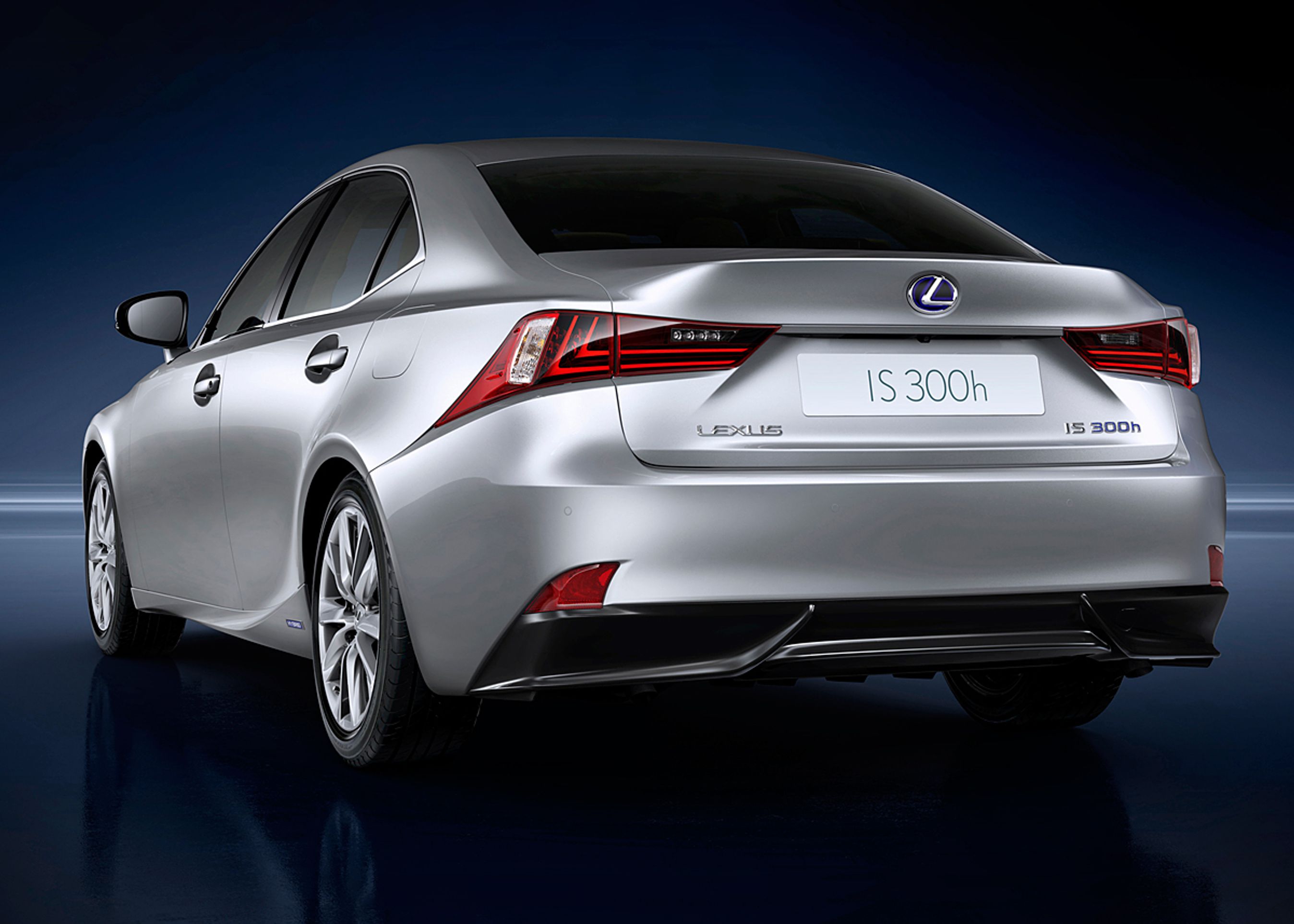 Designet på den nye IS er i hvert fald markant.